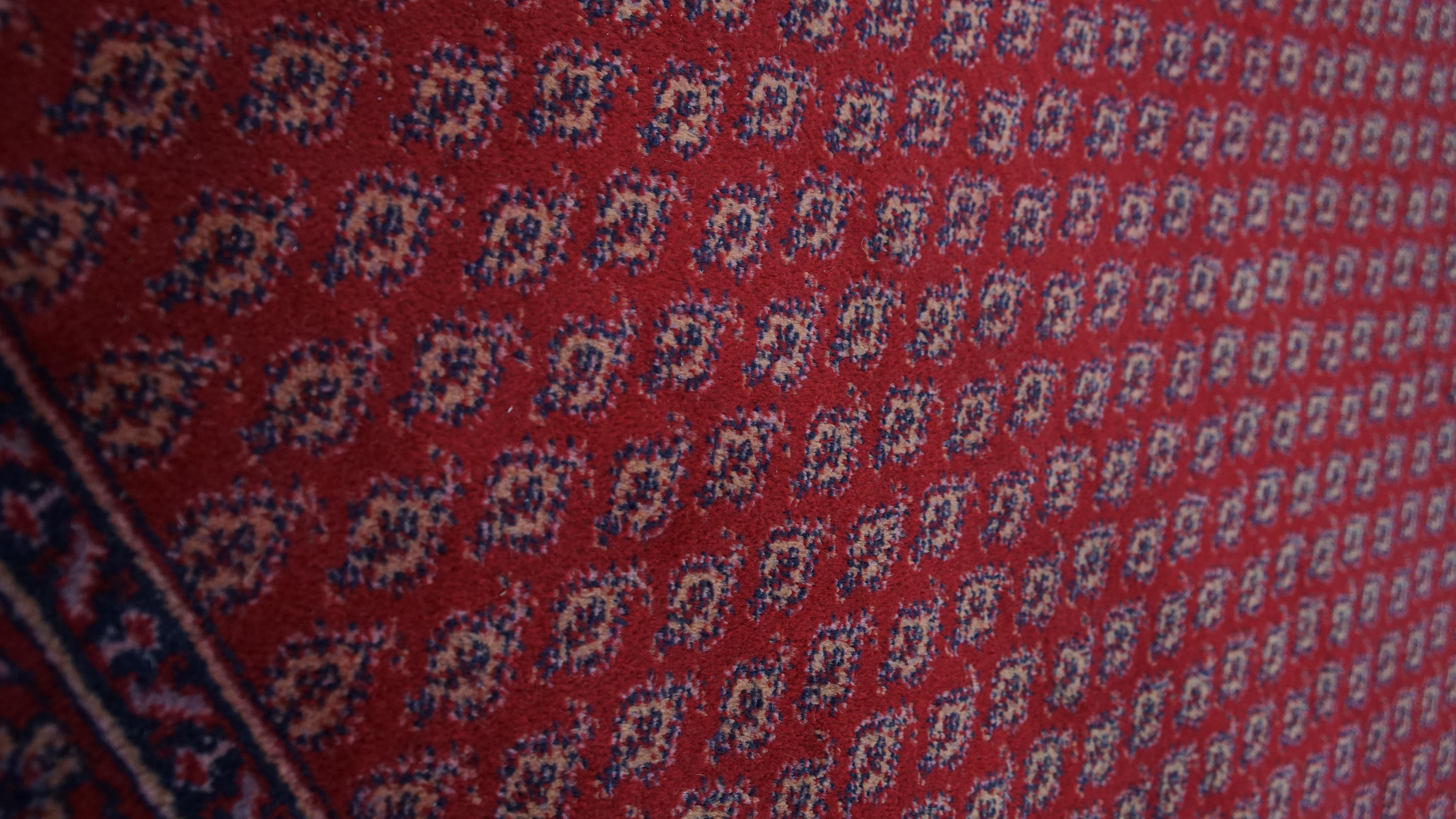 Large oriental rug with primarily red and purple colors, 300x200cm In Good Condition For Sale In Harderwijk, NL