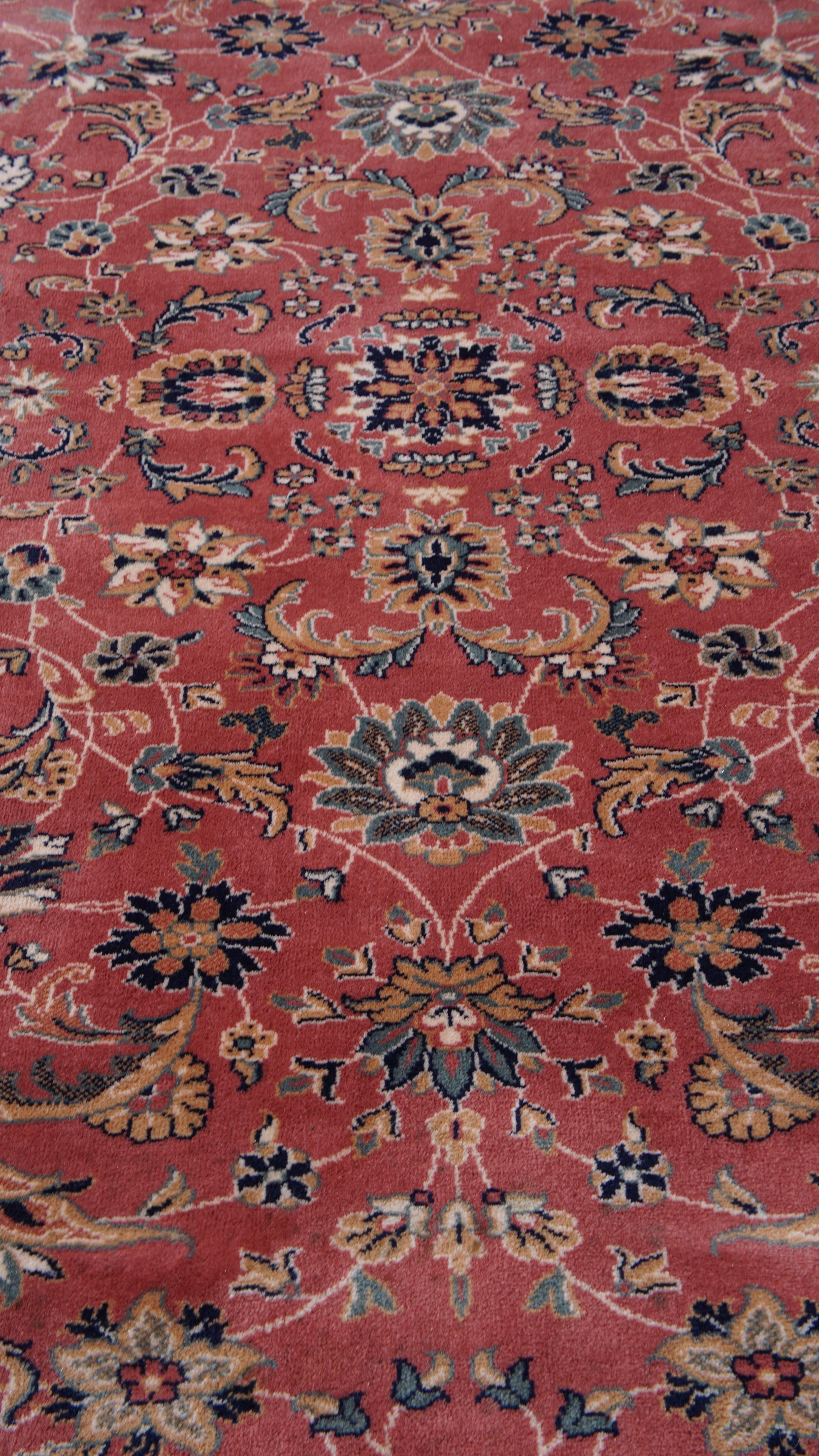 Angeboten wird dieser große und farbenfrohe Orientteppich in überwiegend roten und rosa Tönen mit den Maßen 345x250 cm. 

Verschönern Sie Ihr Zuhause mit diesem atemberaubenden Teppich. Es zeichnet sich durch schöne Farben und komplizierte Details