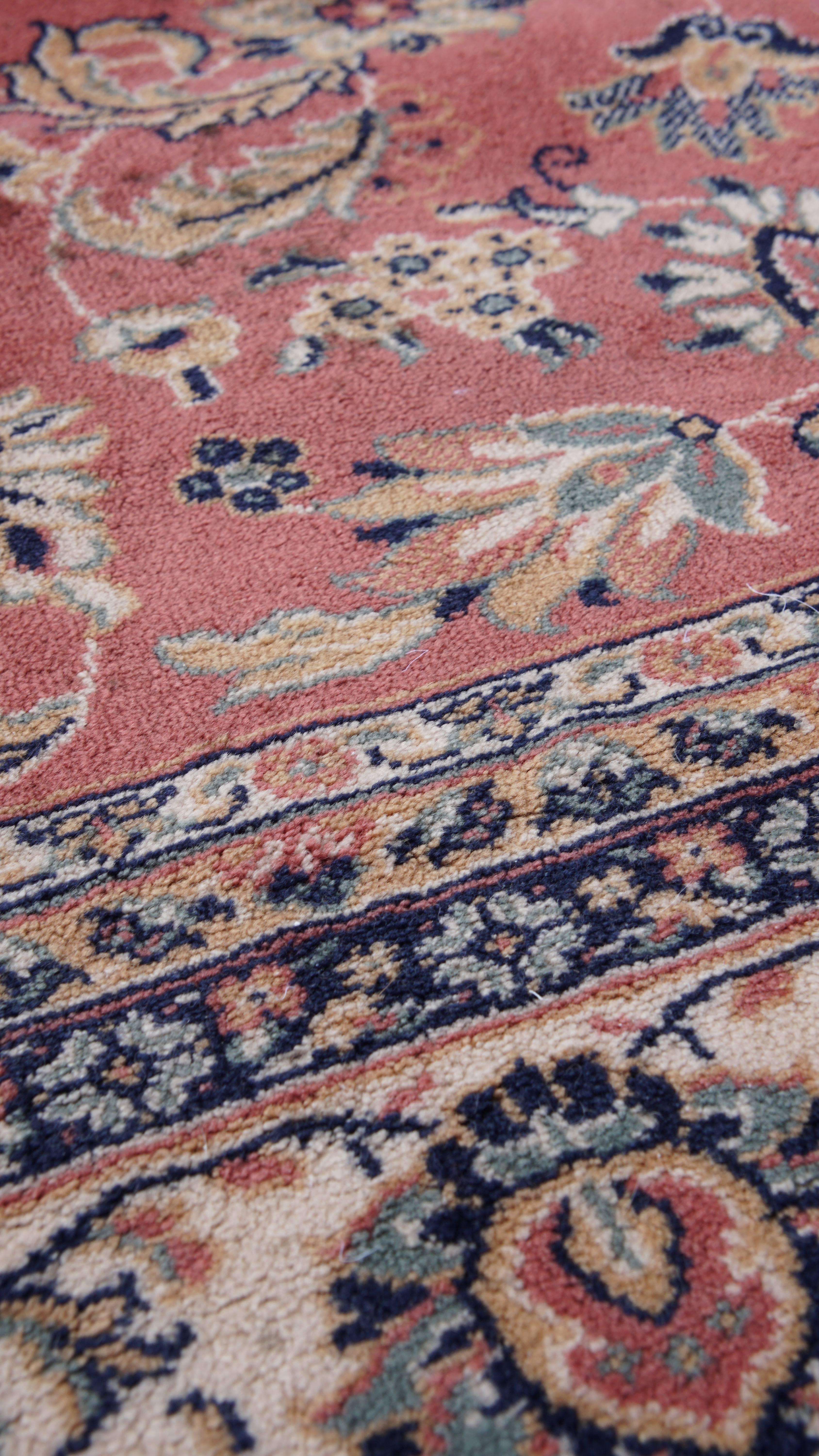 Großer Orientteppich mit roten und rosa Tönen - 345x250 cm (Klassisch-römisch) im Angebot