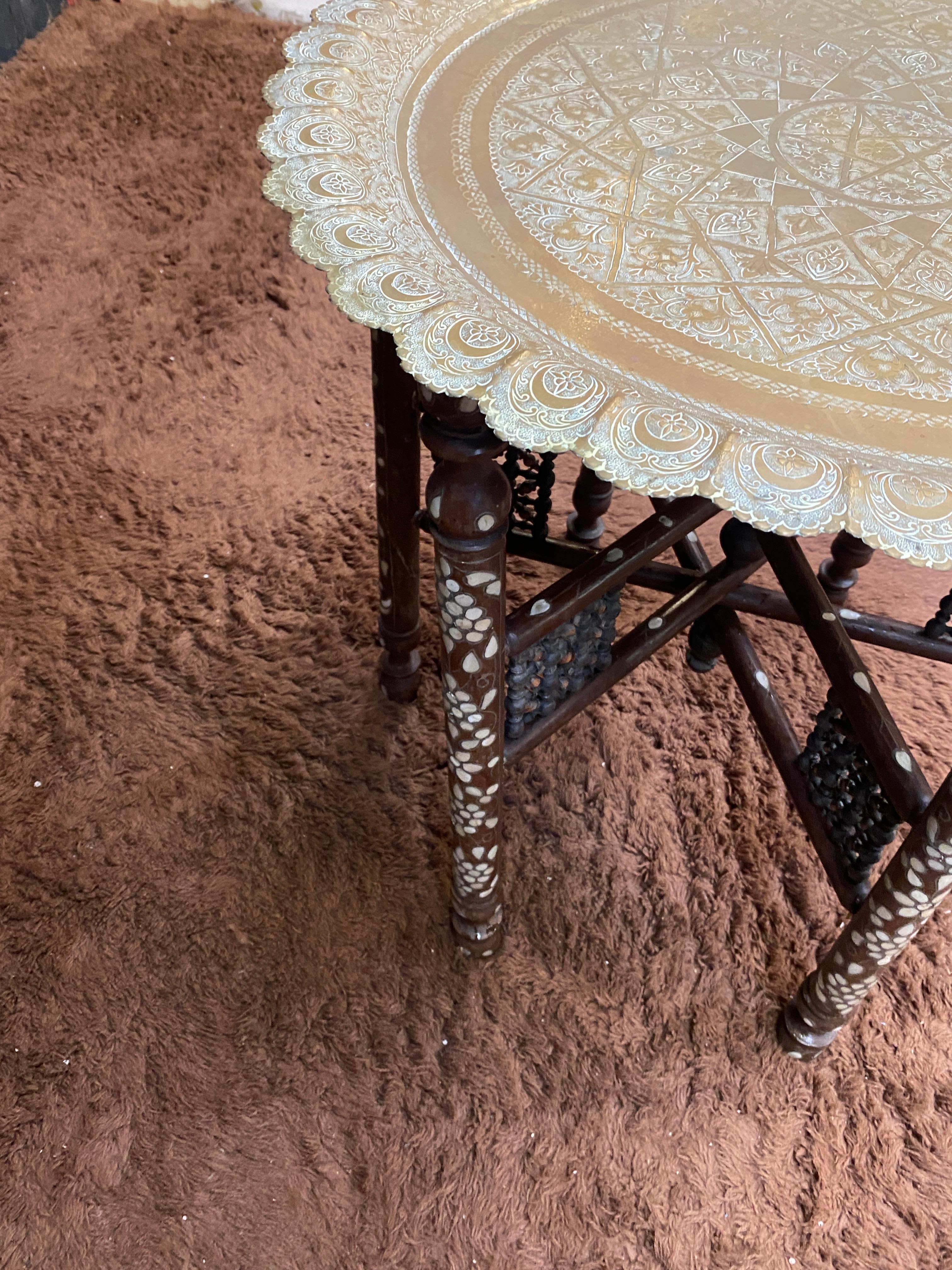 Grande table à piédestal pliante de style oriental en bois incrusté d'os, circa 1900 en vente 3