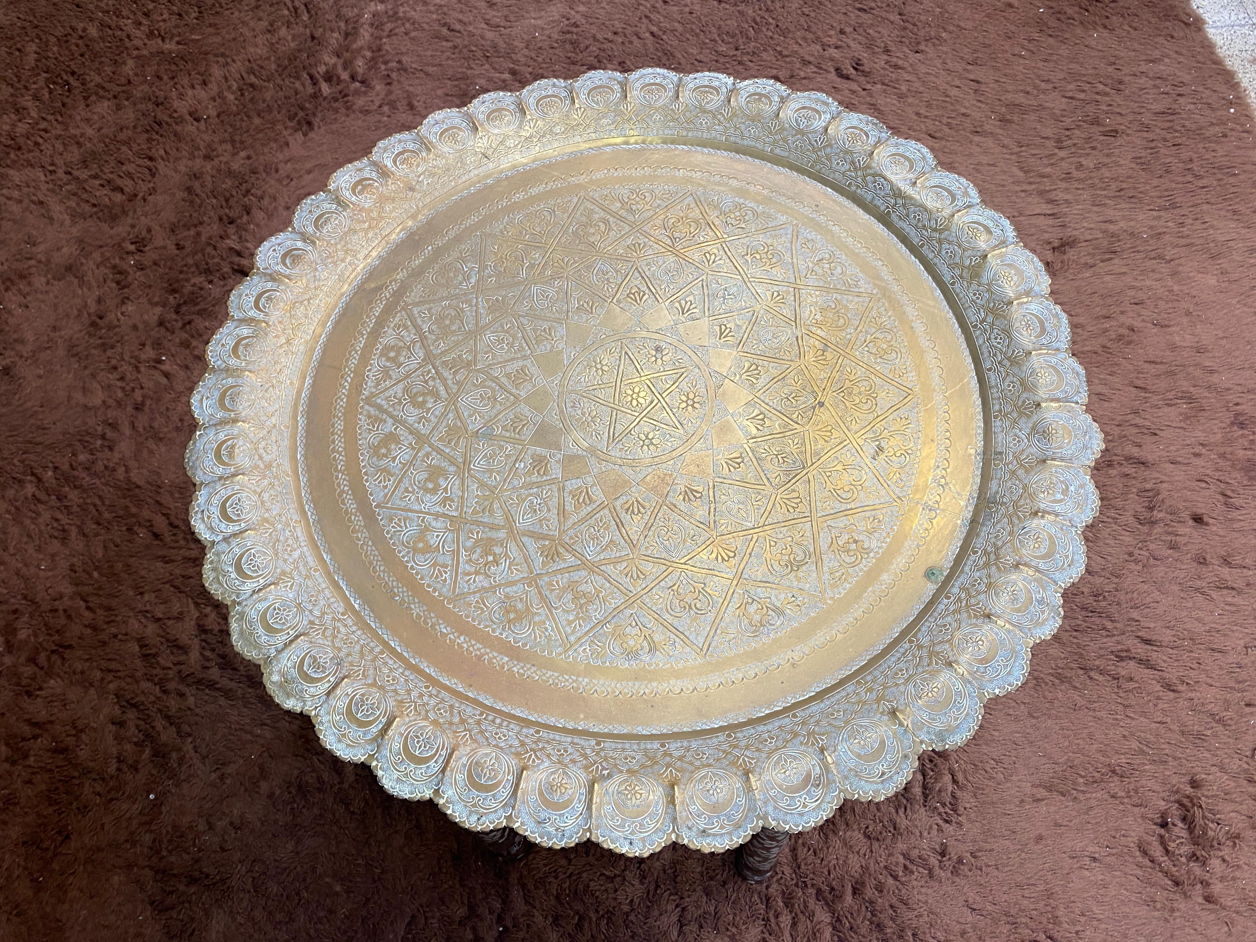 Grande table à piédestal pliante de style oriental en bois incrusté d'os, circa 1900 en vente 4