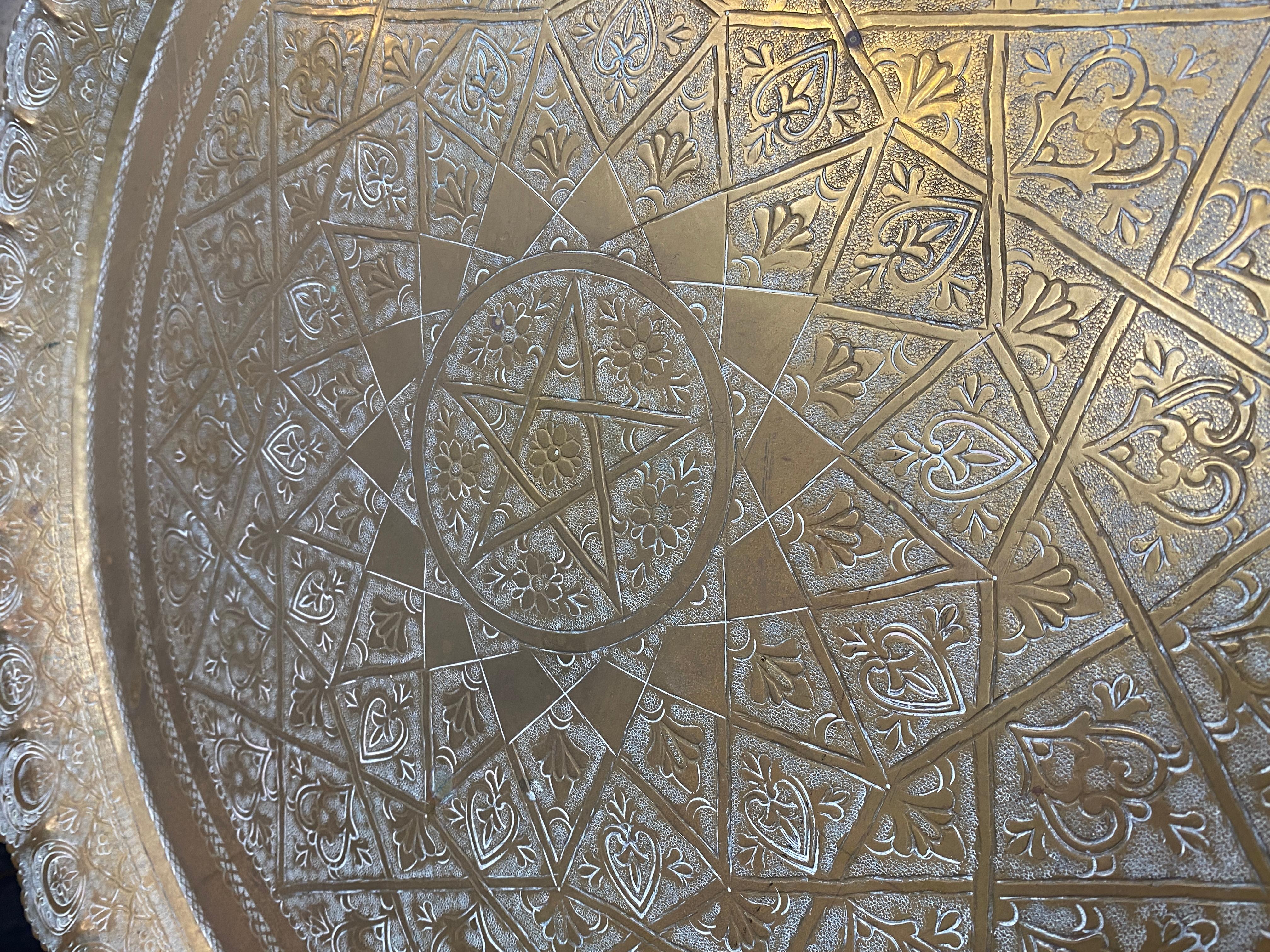 Grande table à piédestal pliante de style oriental en bois incrusté d'os, circa 1900 en vente 5