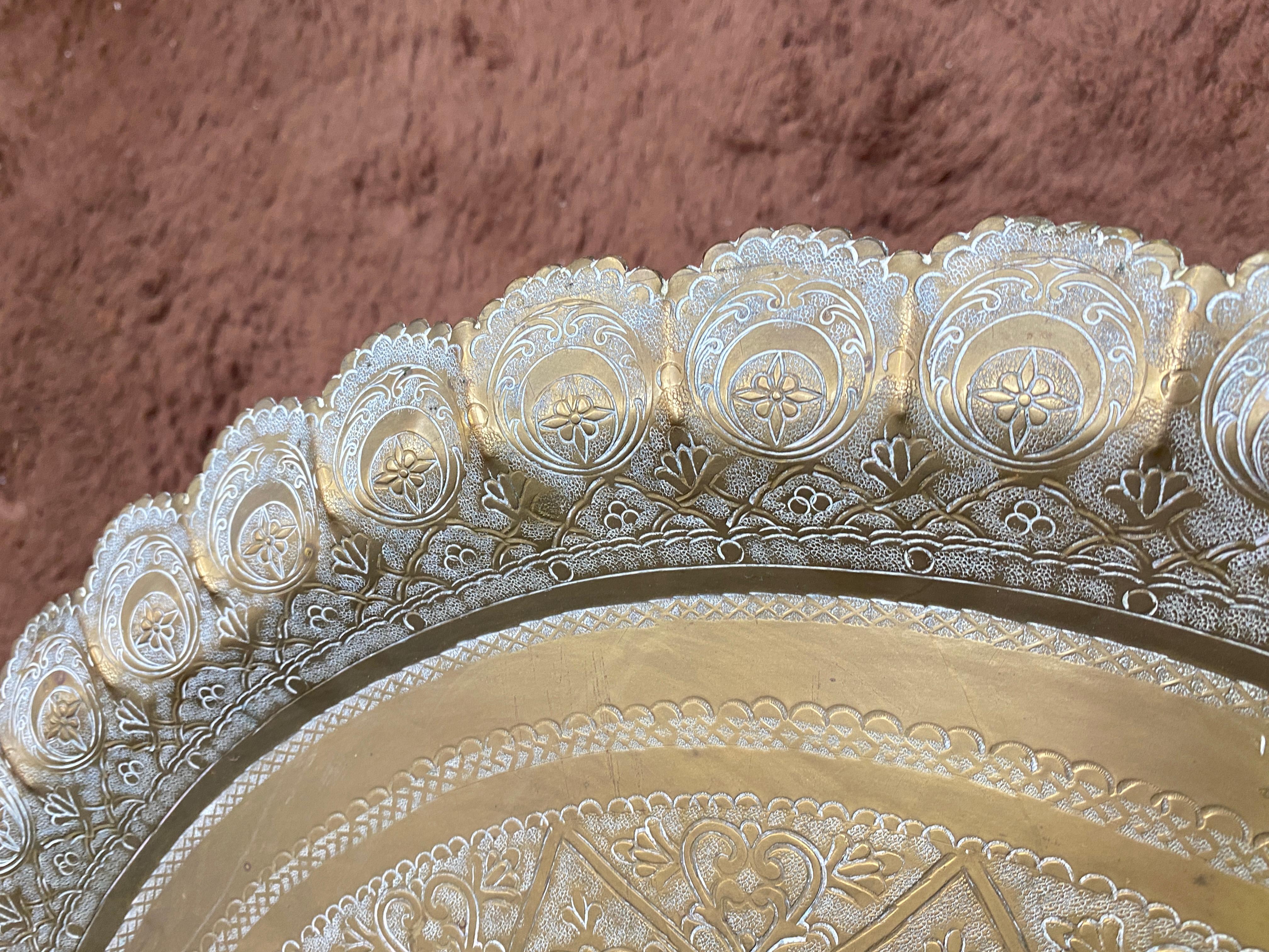 Grande table à piédestal pliante de style oriental en bois incrusté d'os, circa 1900 en vente 6