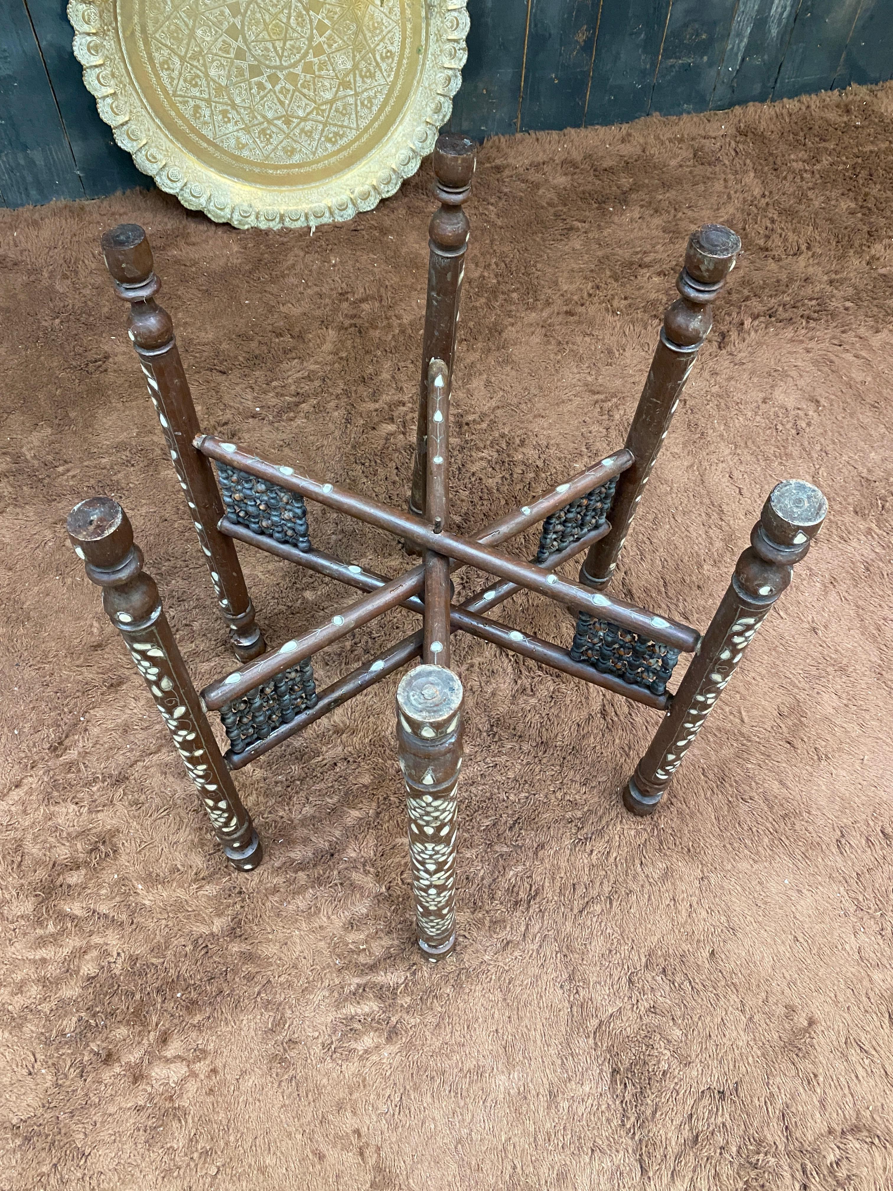 Grande table à piédestal pliante de style oriental en bois incrusté d'os, circa 1900 en vente 7
