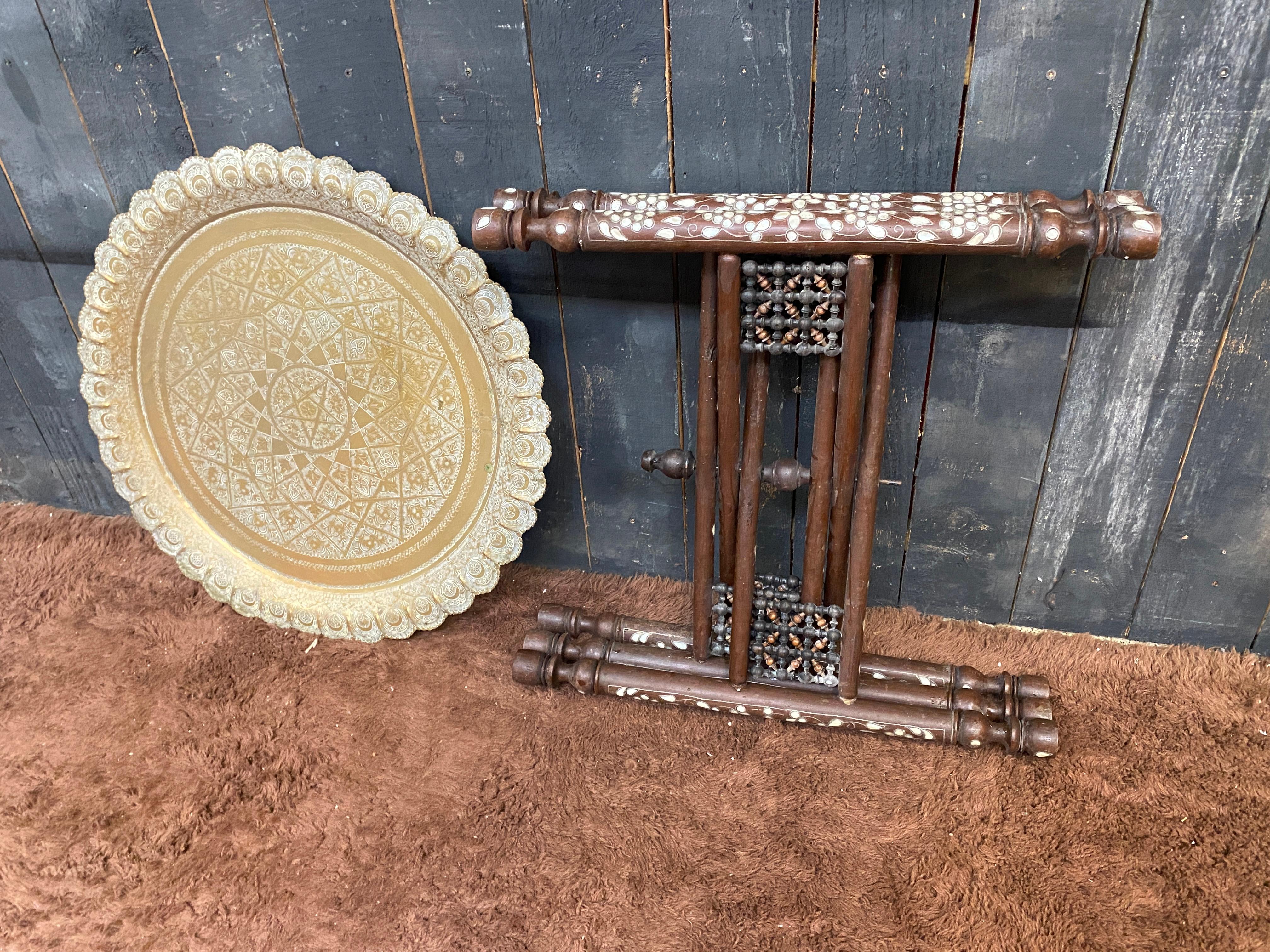 Grande table à piédestal pliante de style oriental en bois incrusté d'os, circa 1900 en vente 9