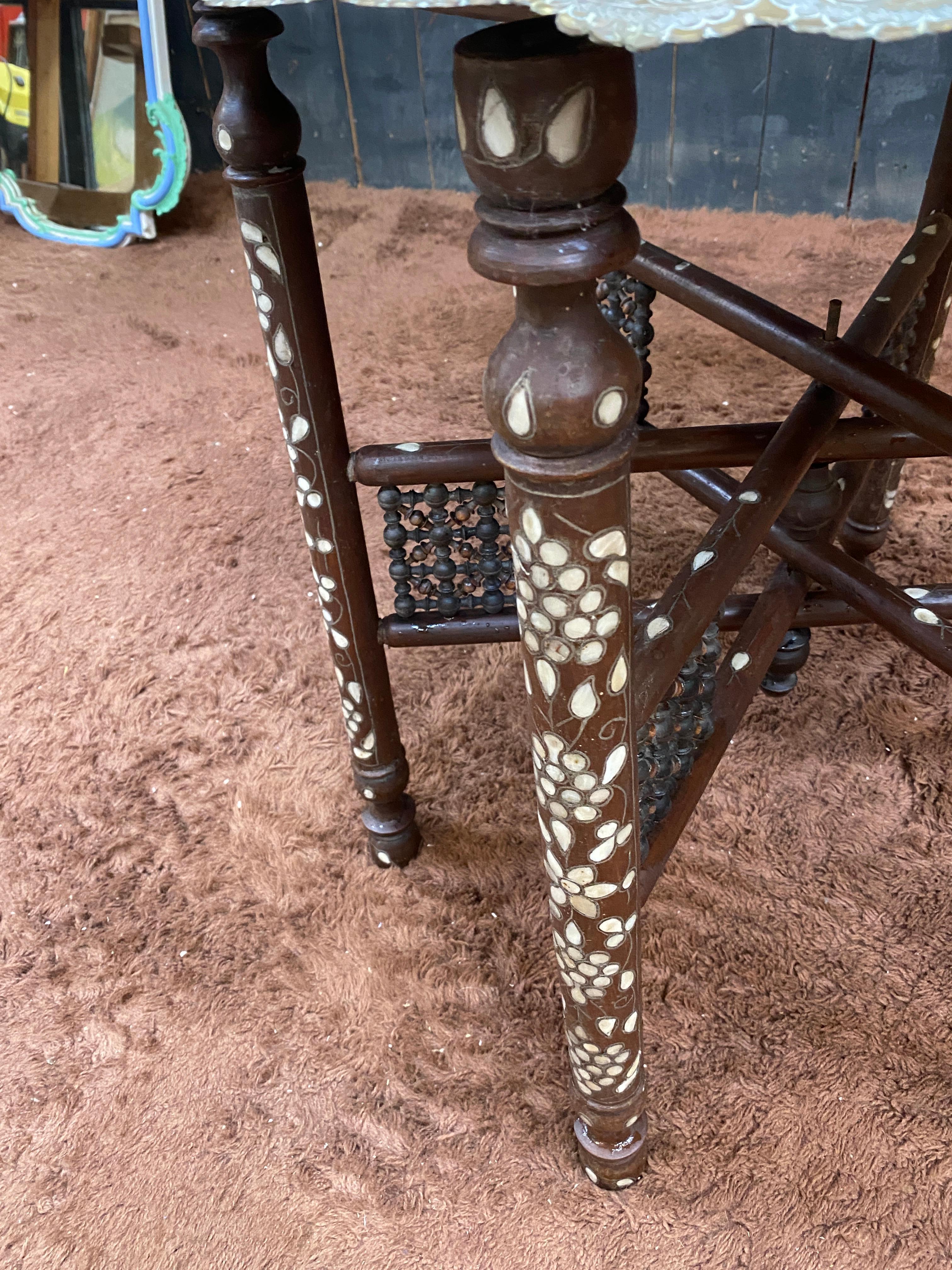 Algérien Grande table à piédestal pliante de style oriental en bois incrusté d'os, circa 1900 en vente