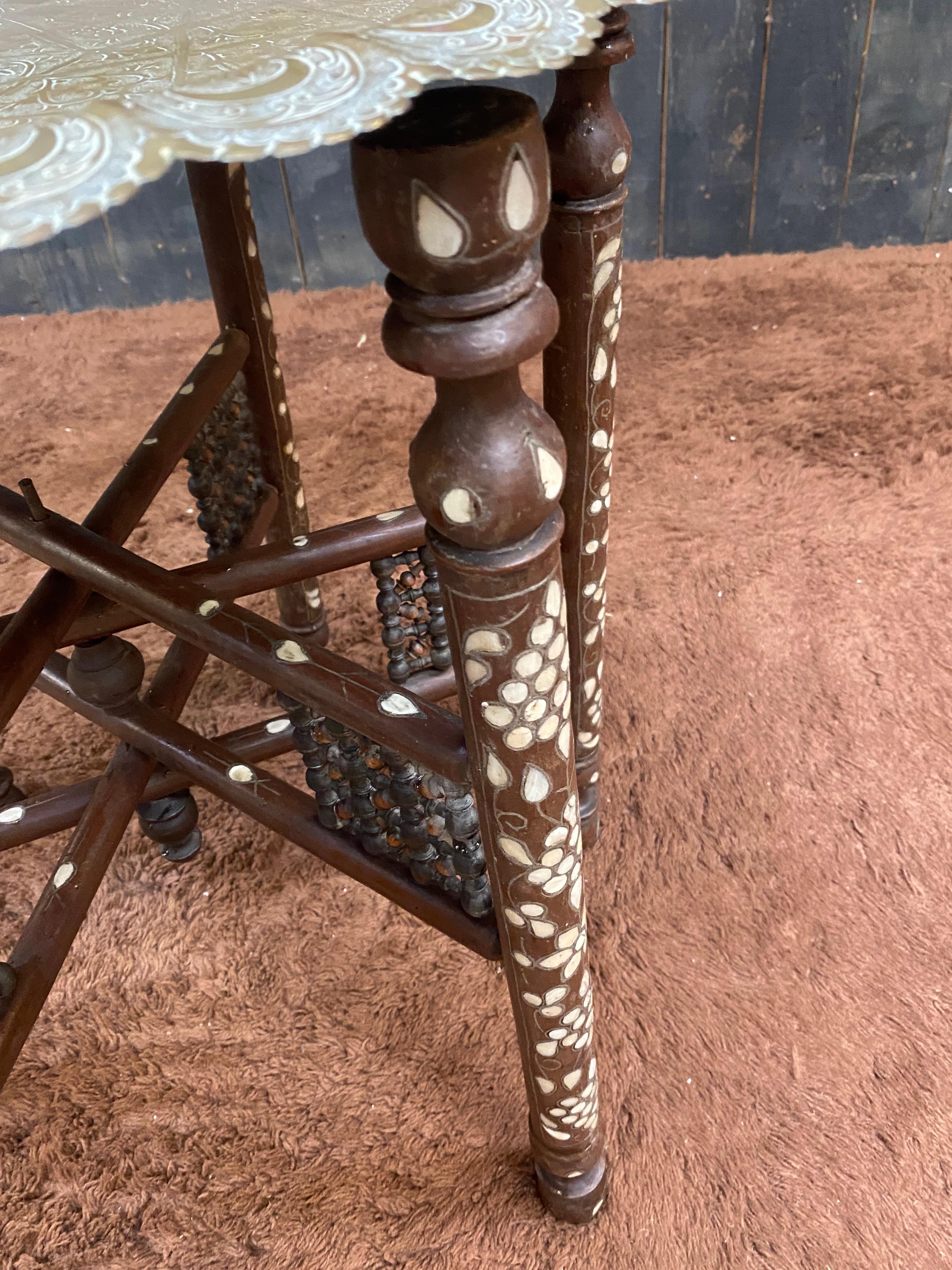 Sculpté Grande table à piédestal pliante de style oriental en bois incrusté d'os, circa 1900 en vente