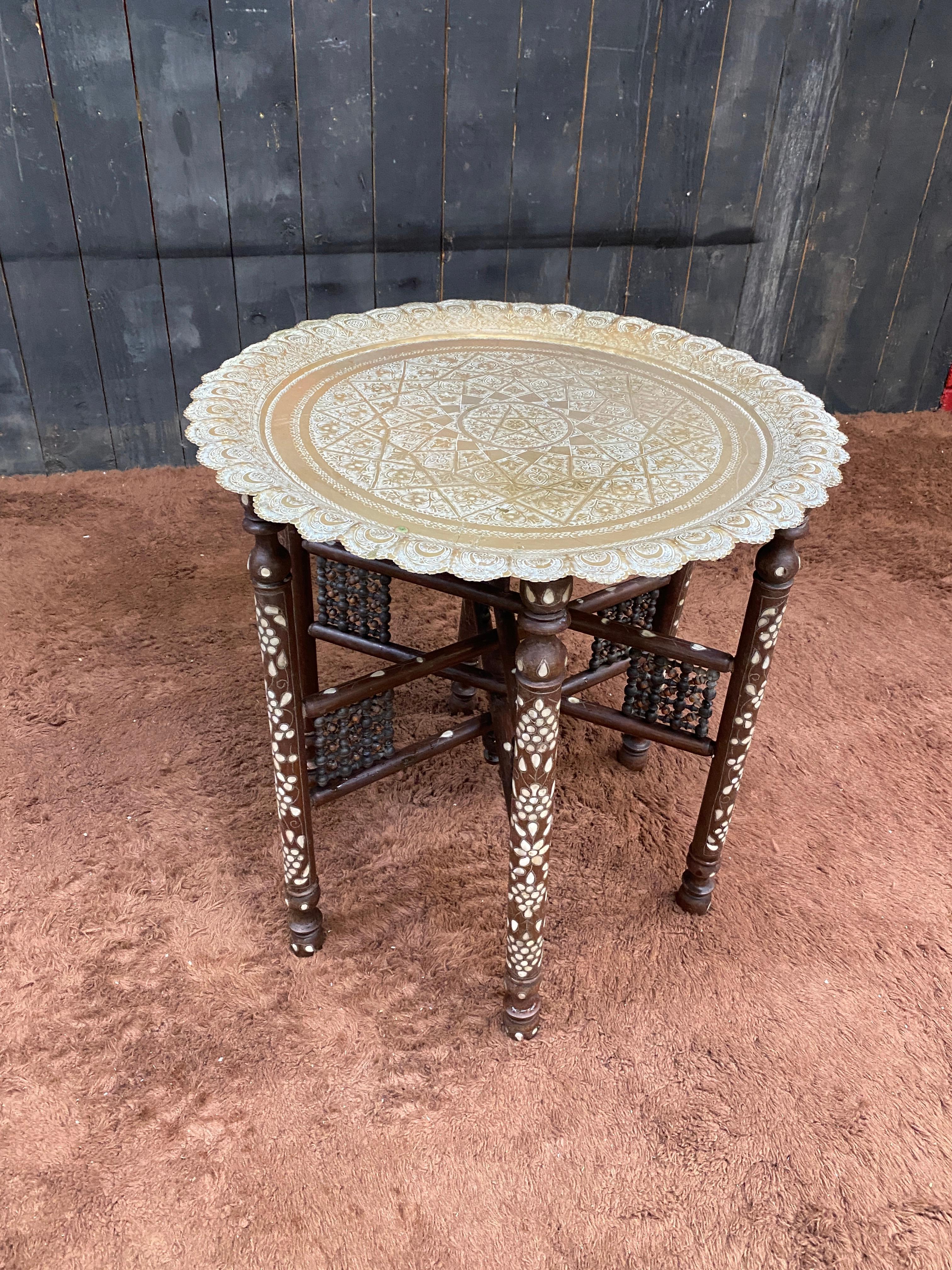 Grande table à piédestal pliante de style oriental en bois incrusté d'os, circa 1900 en vente 1