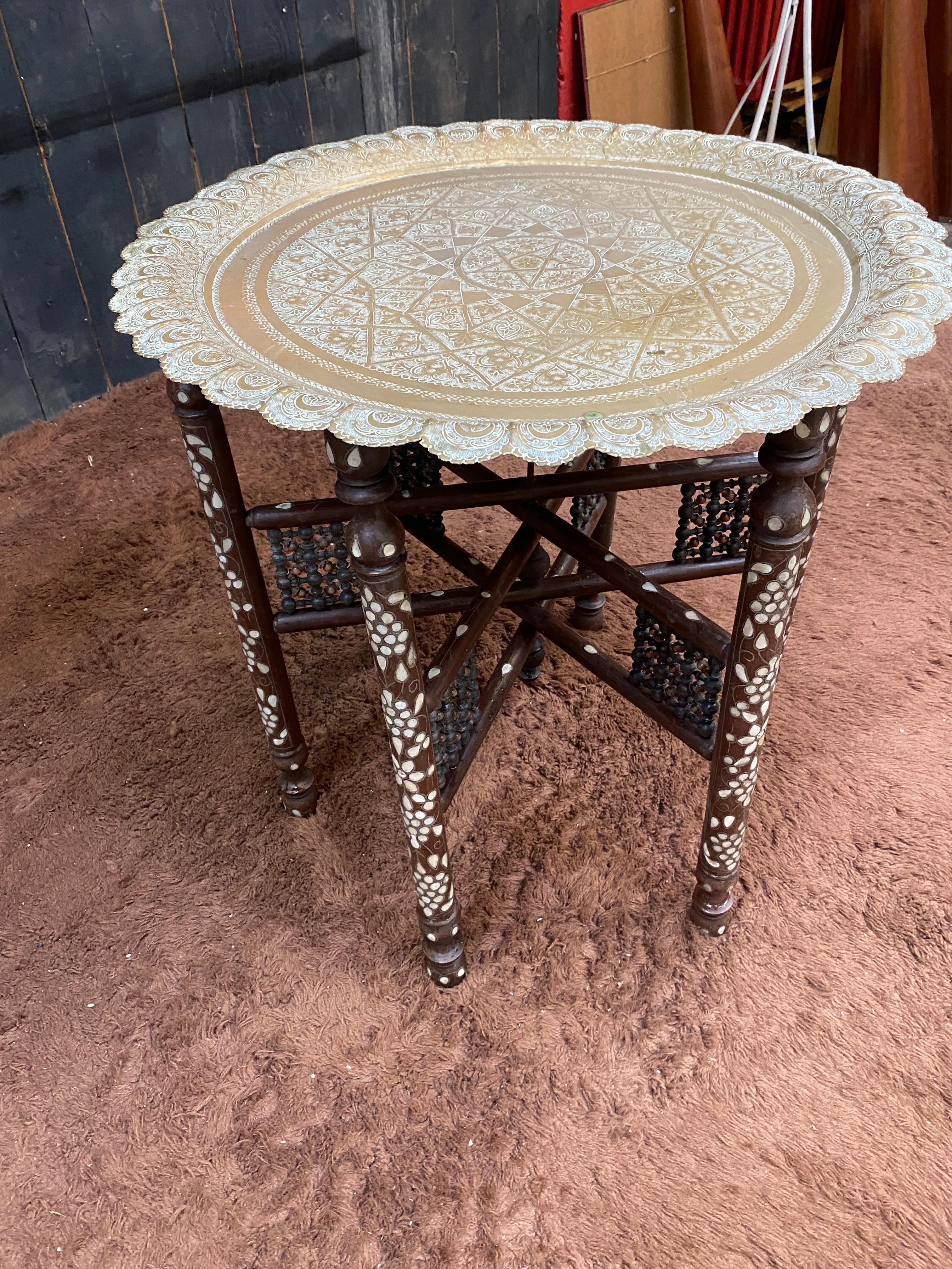 Grande table à piédestal pliante de style oriental en bois incrusté d'os, circa 1900 en vente 2