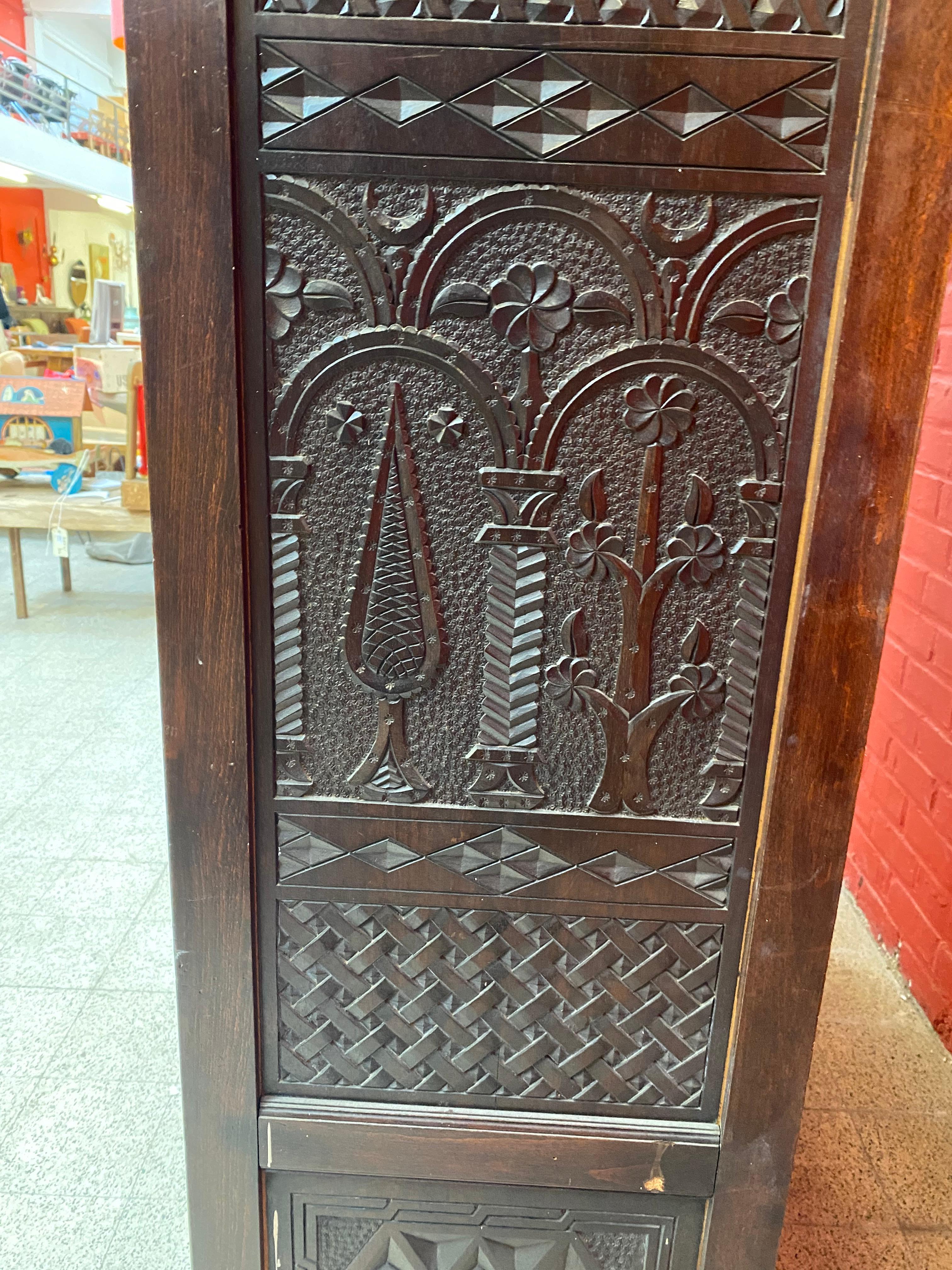 Großes Sideboard im orientalischen Stil aus geschnitztem Holz, mit Perlmutt-Intarsien, 1880 im Angebot 4