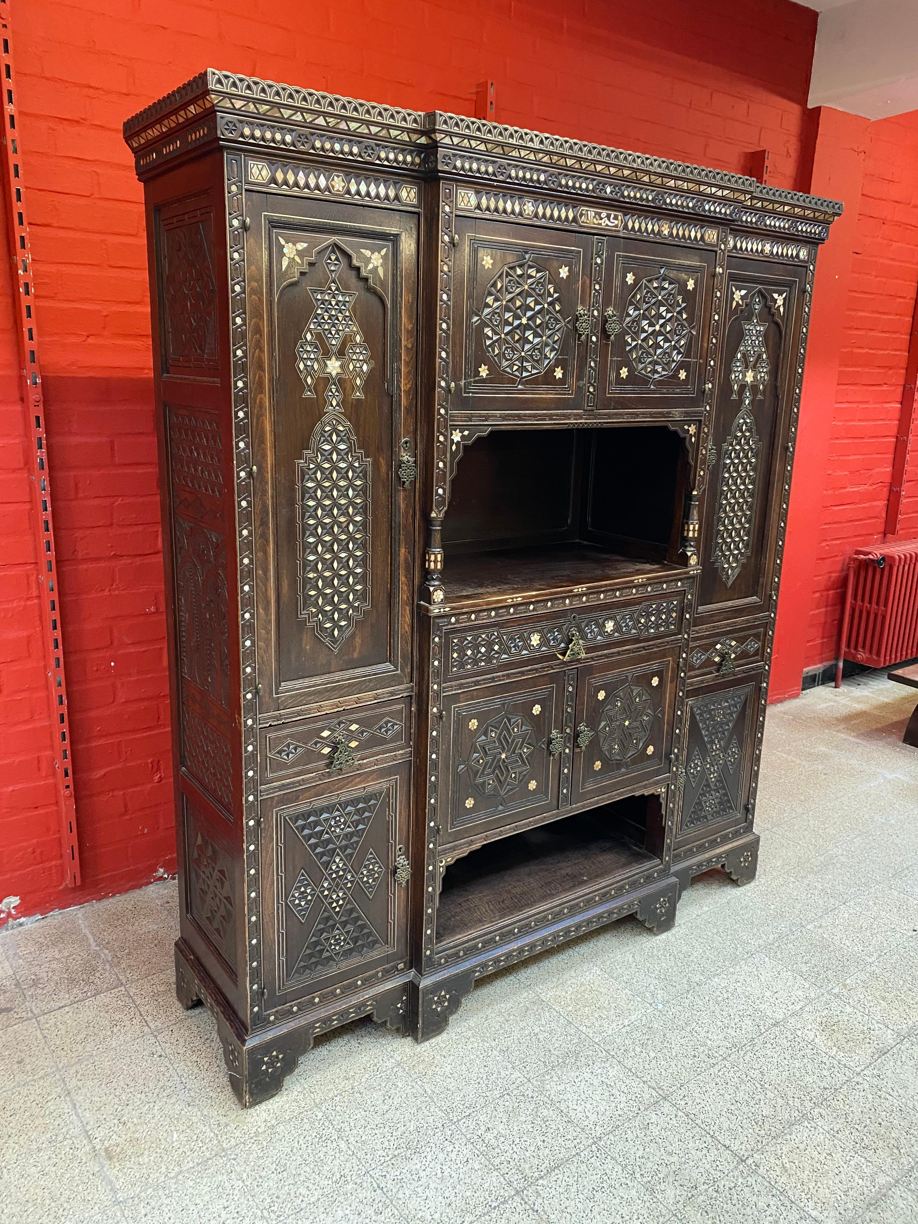 Large Oriental-Style Sideboard in carved Wood, with Mother-of-Pearl Inlay, 1880 For Sale 7