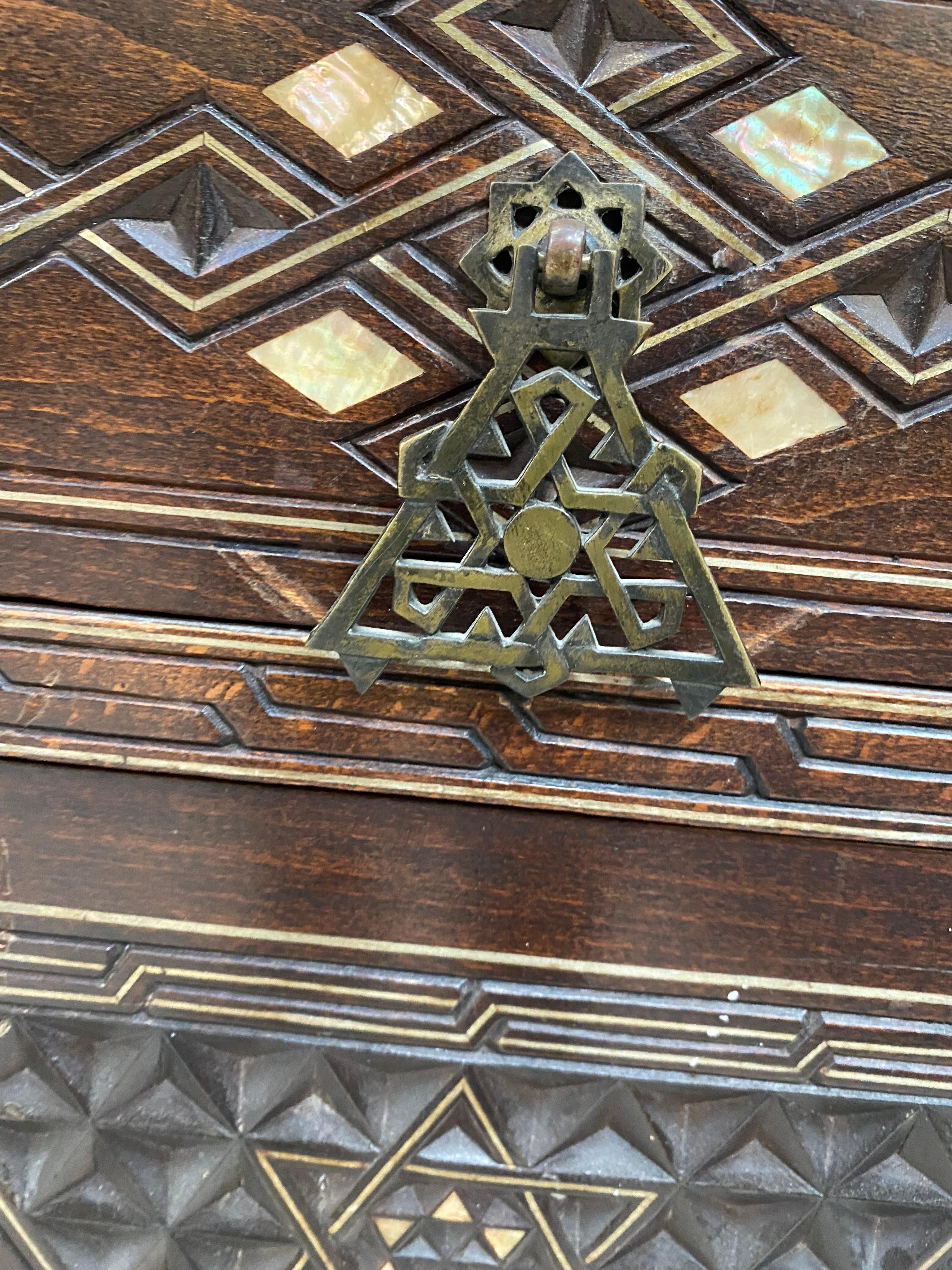 Large Oriental-Style Sideboard in carved Wood, with Mother-of-Pearl Inlay, 1880 For Sale 8