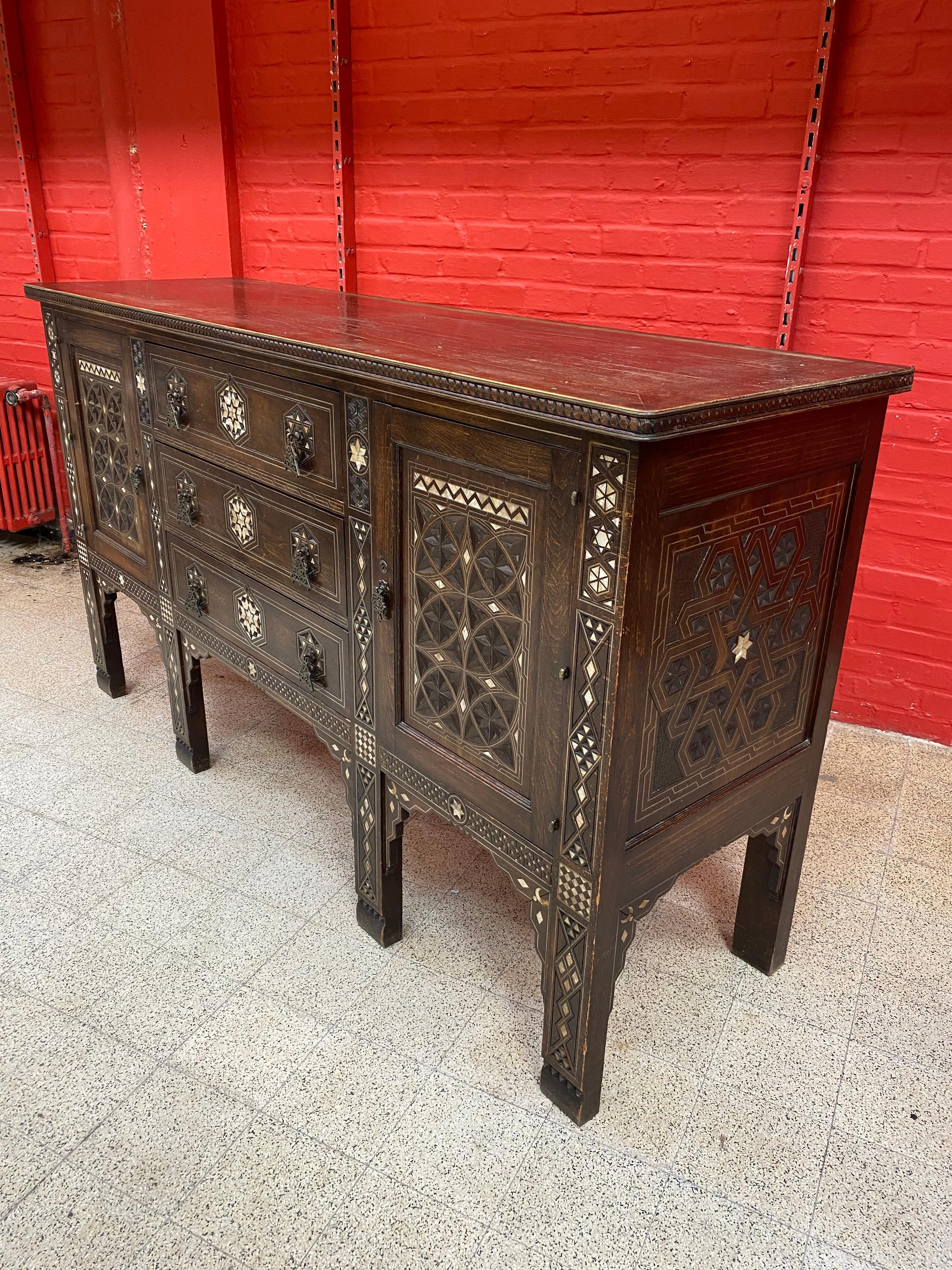 Large Oriental-Style Sideboard in carved Wood, with Mother-of-Pearl Inlay, 1880 For Sale 8