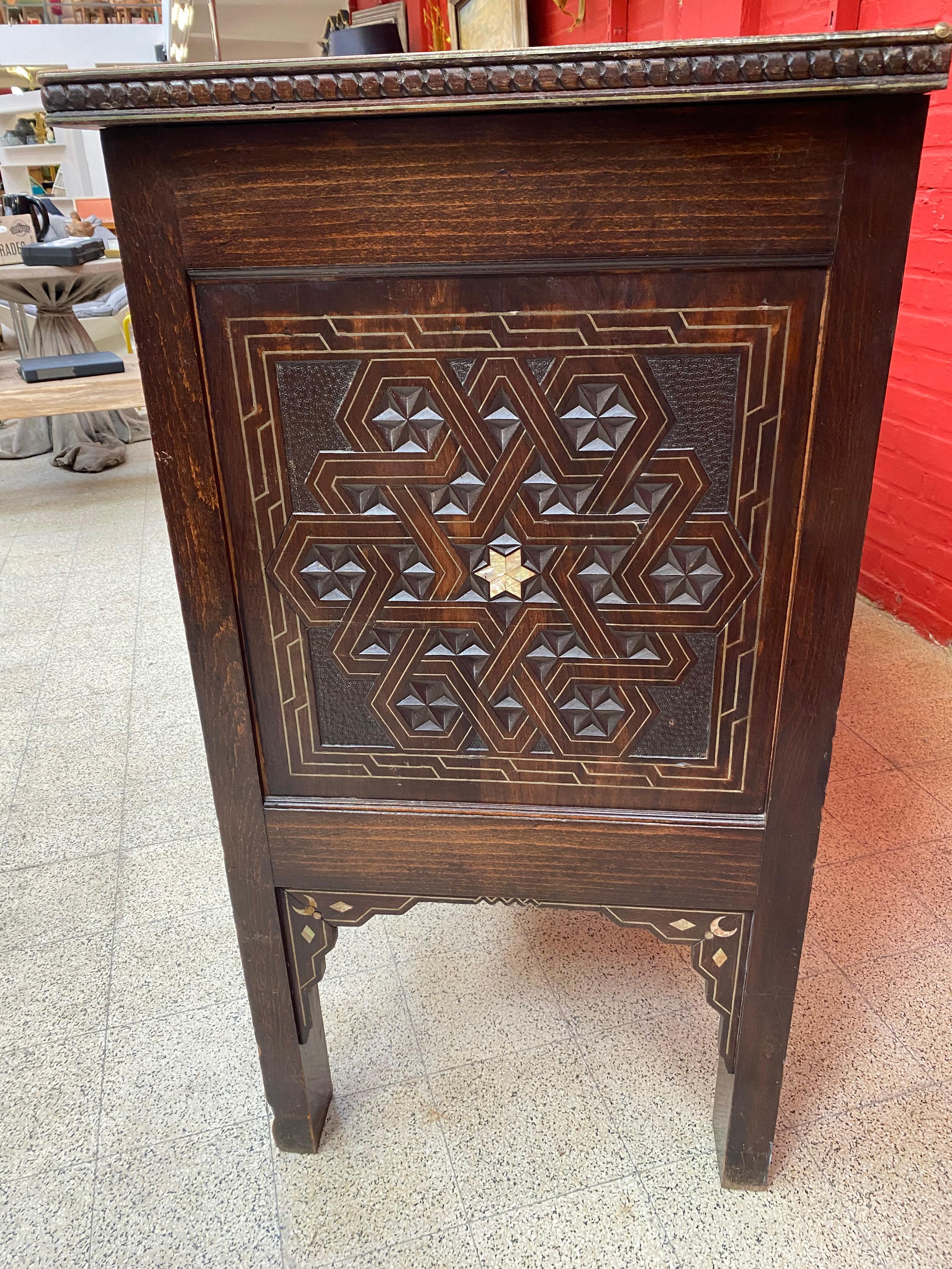Large Oriental-Style Sideboard in carved Wood, with Mother-of-Pearl Inlay, 1880 For Sale 9