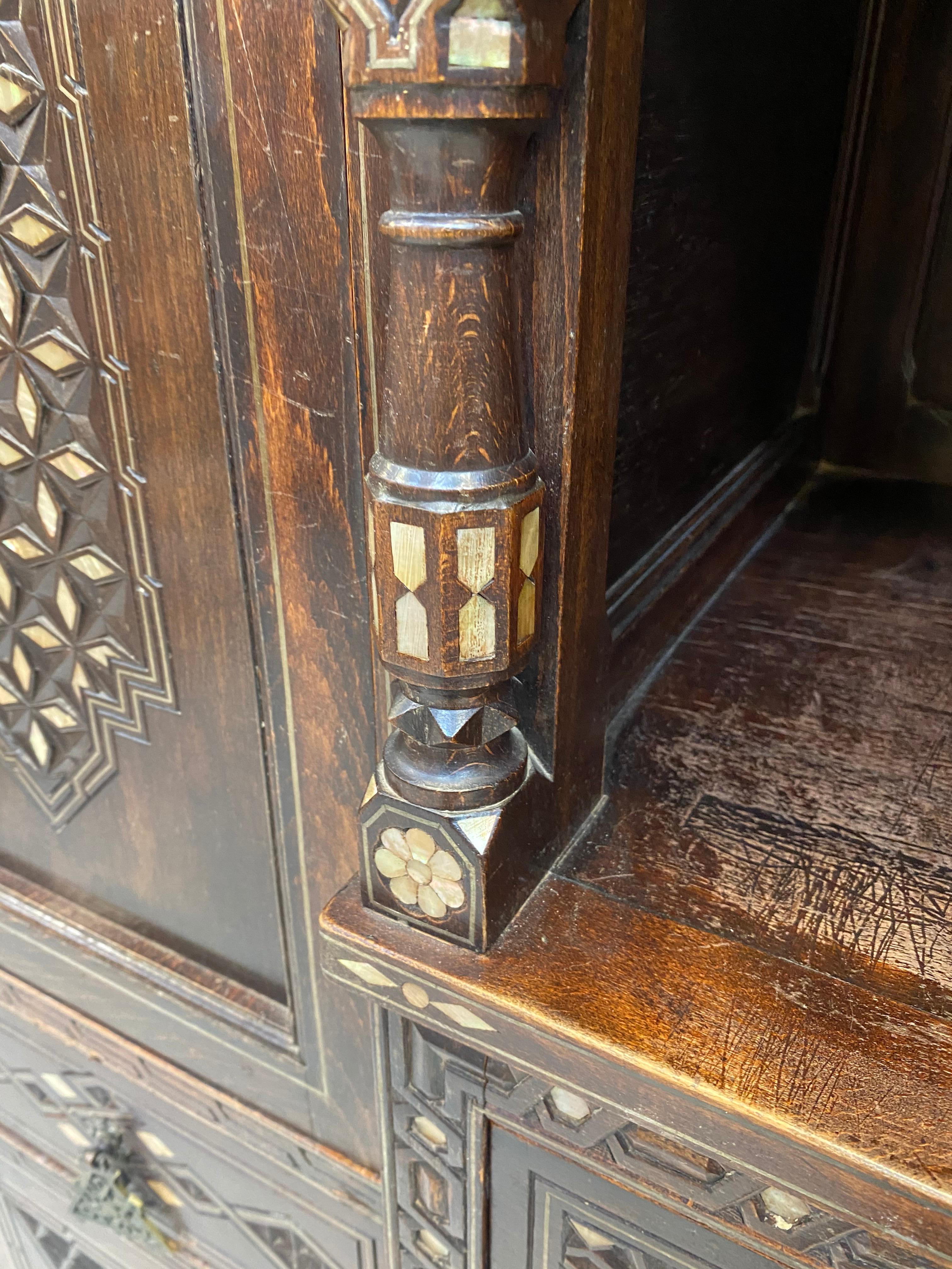 Large Oriental-Style Sideboard in carved Wood, with Mother-of-Pearl Inlay, 1880 For Sale 10