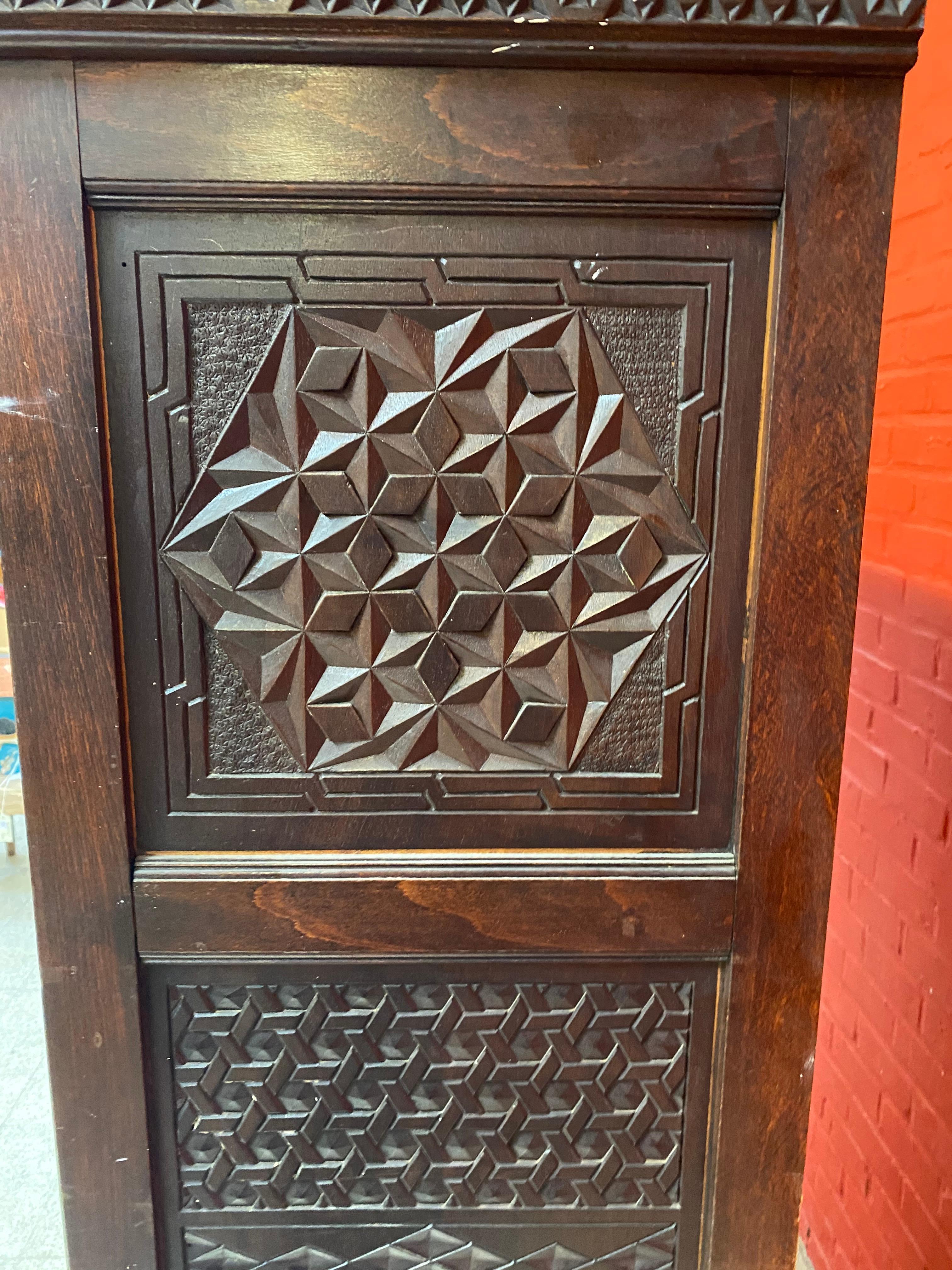Grand buffet de style oriental en bois sculpté, avec os  Incrustation, 1880 en vente 11