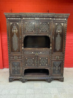 Grande credenza in stile orientale in Wood intagliato, con osso  Intarsio, 1880