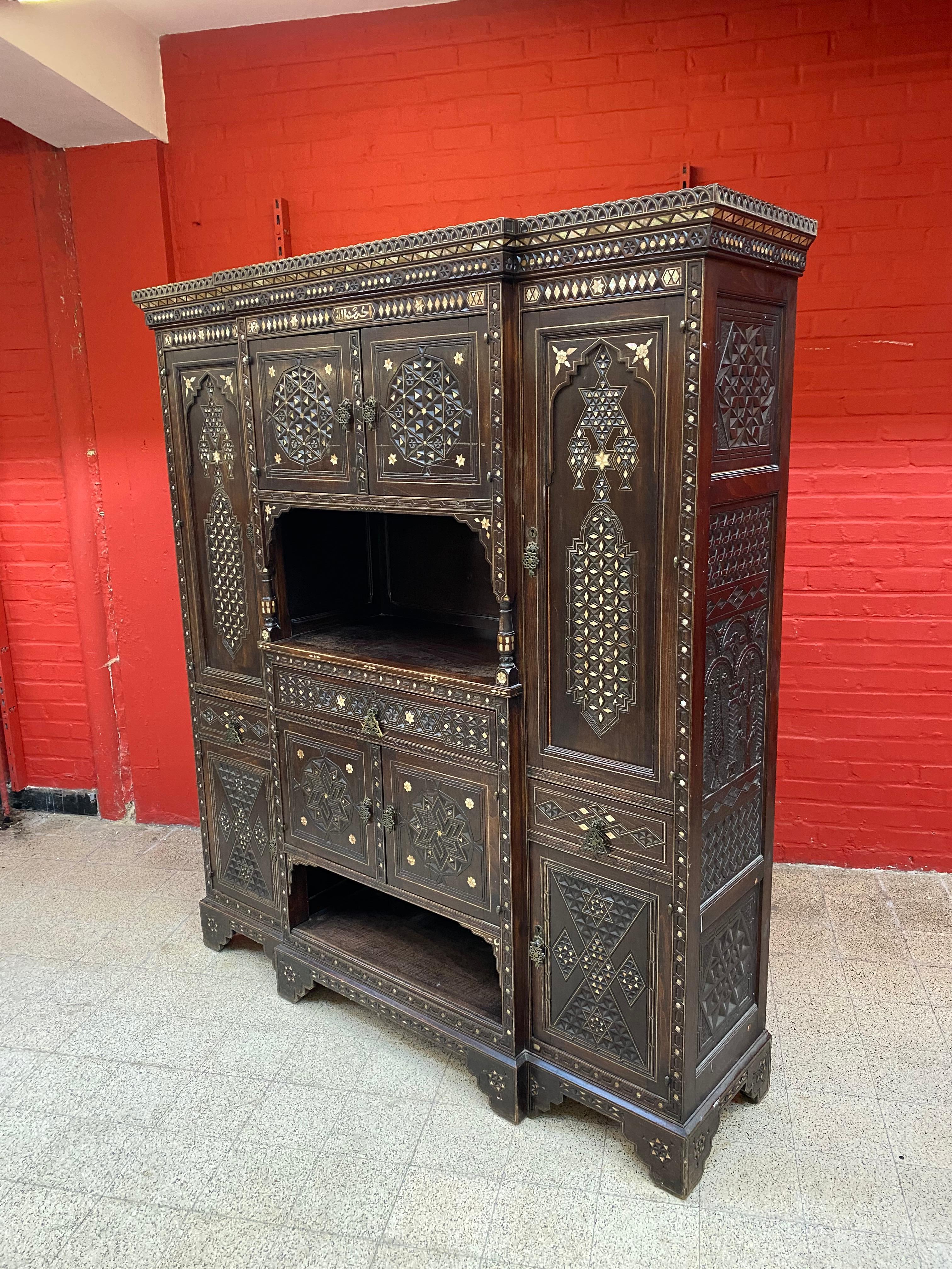 Large Oriental-Style Sideboard in carved Wood, with Mother-of-Pearl Inlay, 1880 For Sale 14