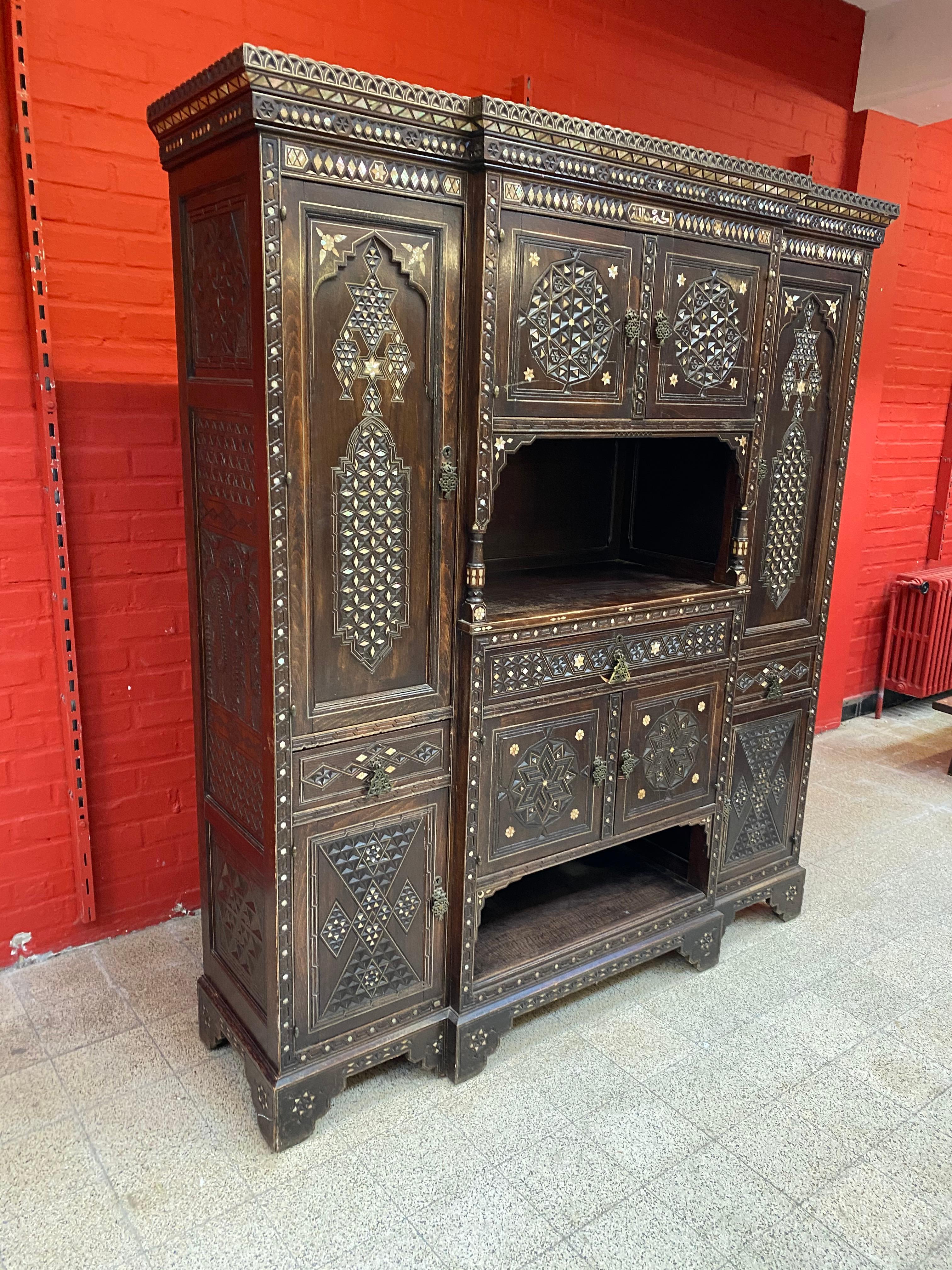 Großes Sideboard im orientalischen Stil aus geschnitztem Holz, mit Perlmutt-Intarsien, 1880 (Islamisch) im Angebot