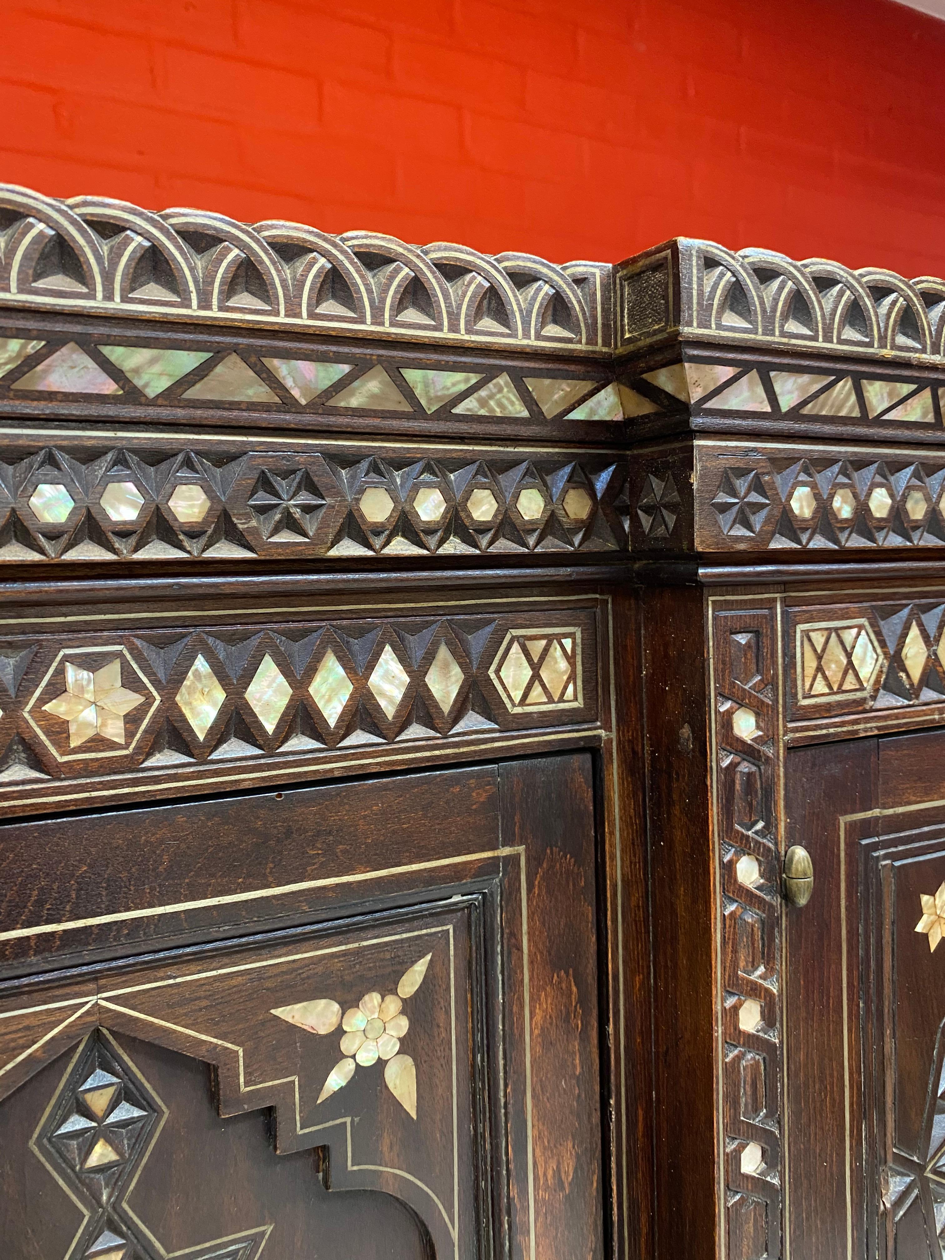 Large Oriental-Style Sideboard in carved Wood, with Mother-of-Pearl Inlay, 1880 In Good Condition For Sale In Saint-Ouen, FR