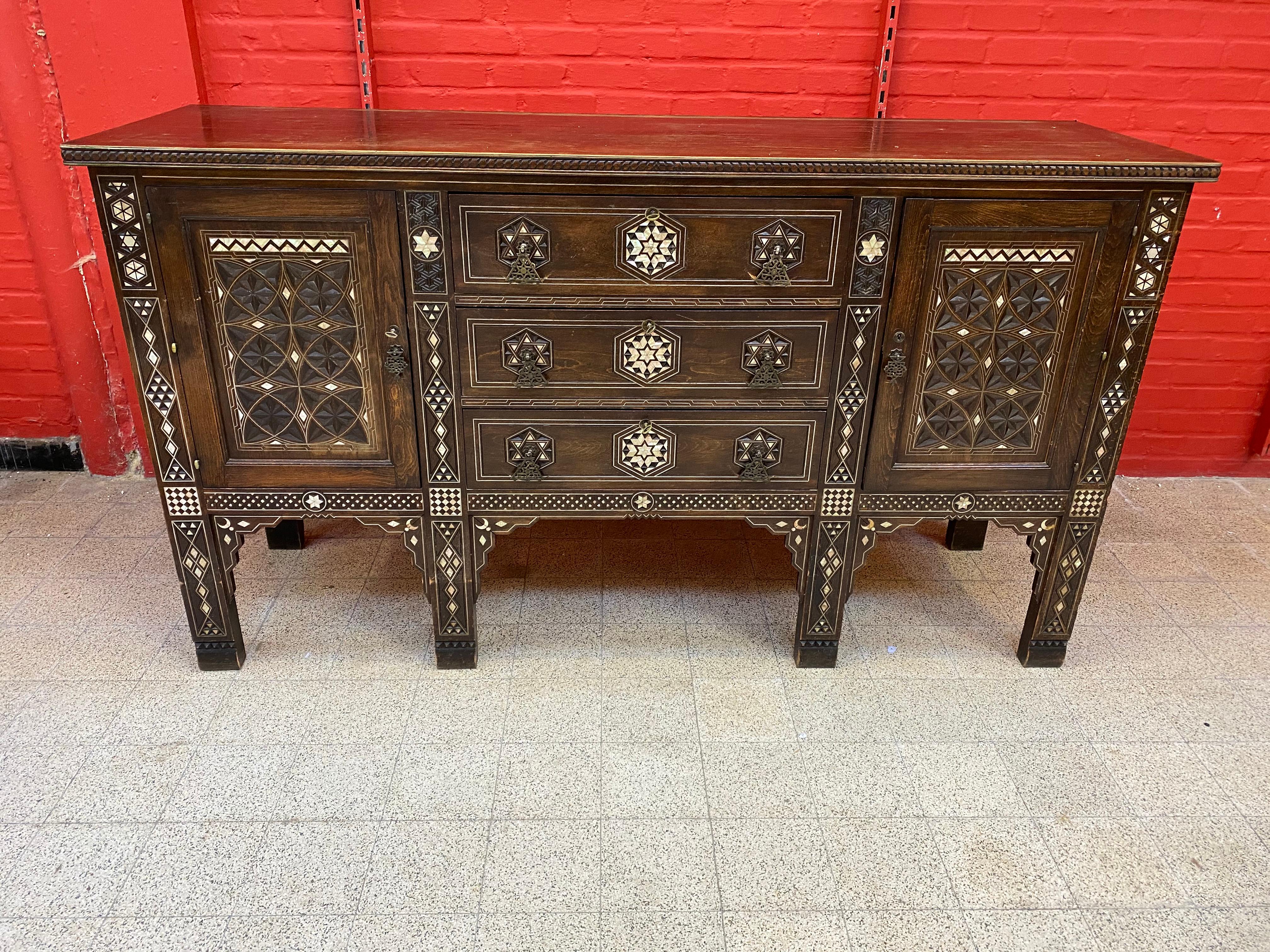 Large Oriental-Style Sideboard in carved Wood, with Mother-of-Pearl Inlay, 1880 In Good Condition For Sale In Saint-Ouen, FR