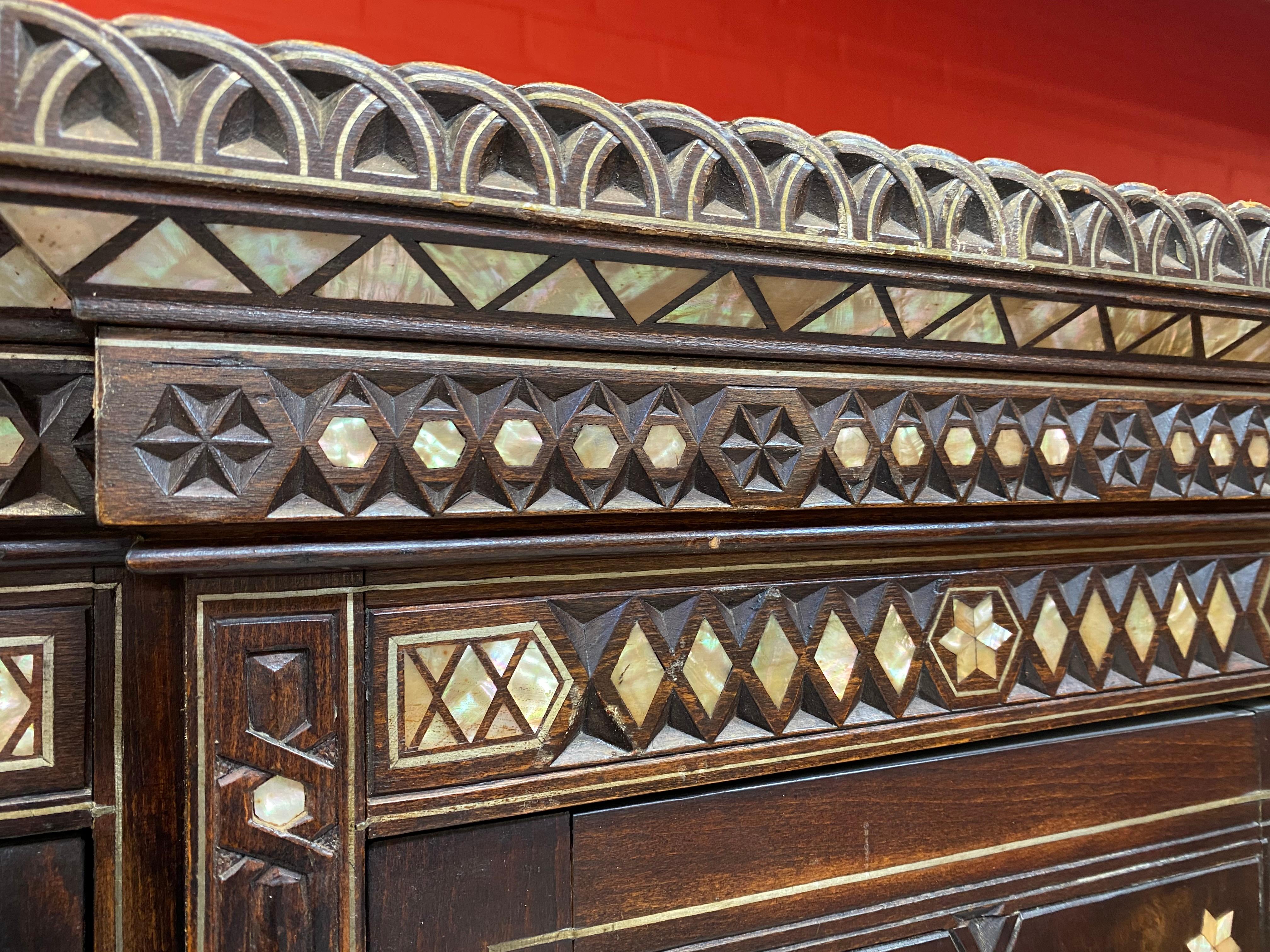 Large Oriental-Style Sideboard in carved Wood, with Mother-of-Pearl Inlay, 1880 For Sale 1