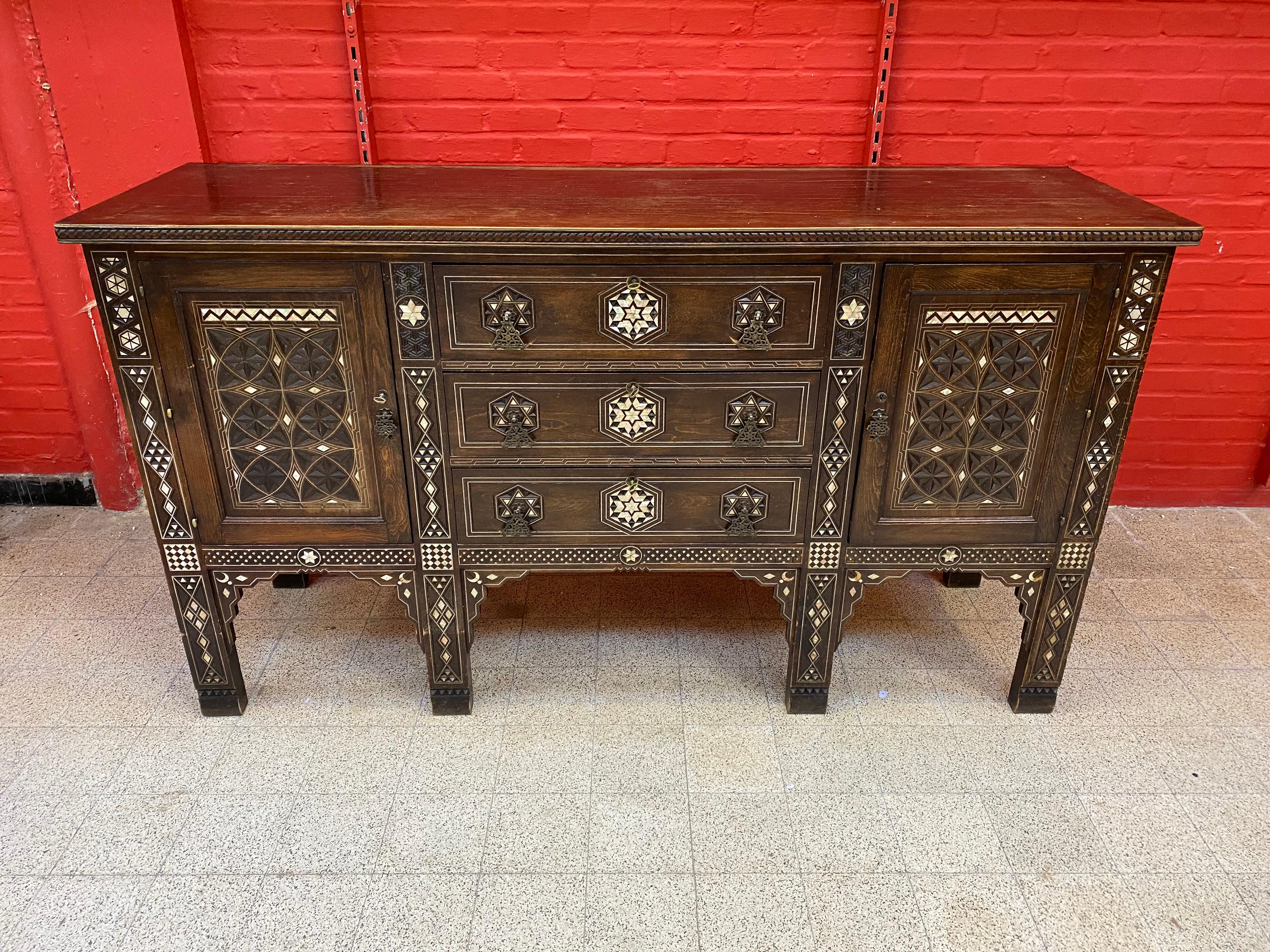Large Oriental-Style Sideboard in carved Wood, with Mother-of-Pearl Inlay, 1880 For Sale 1
