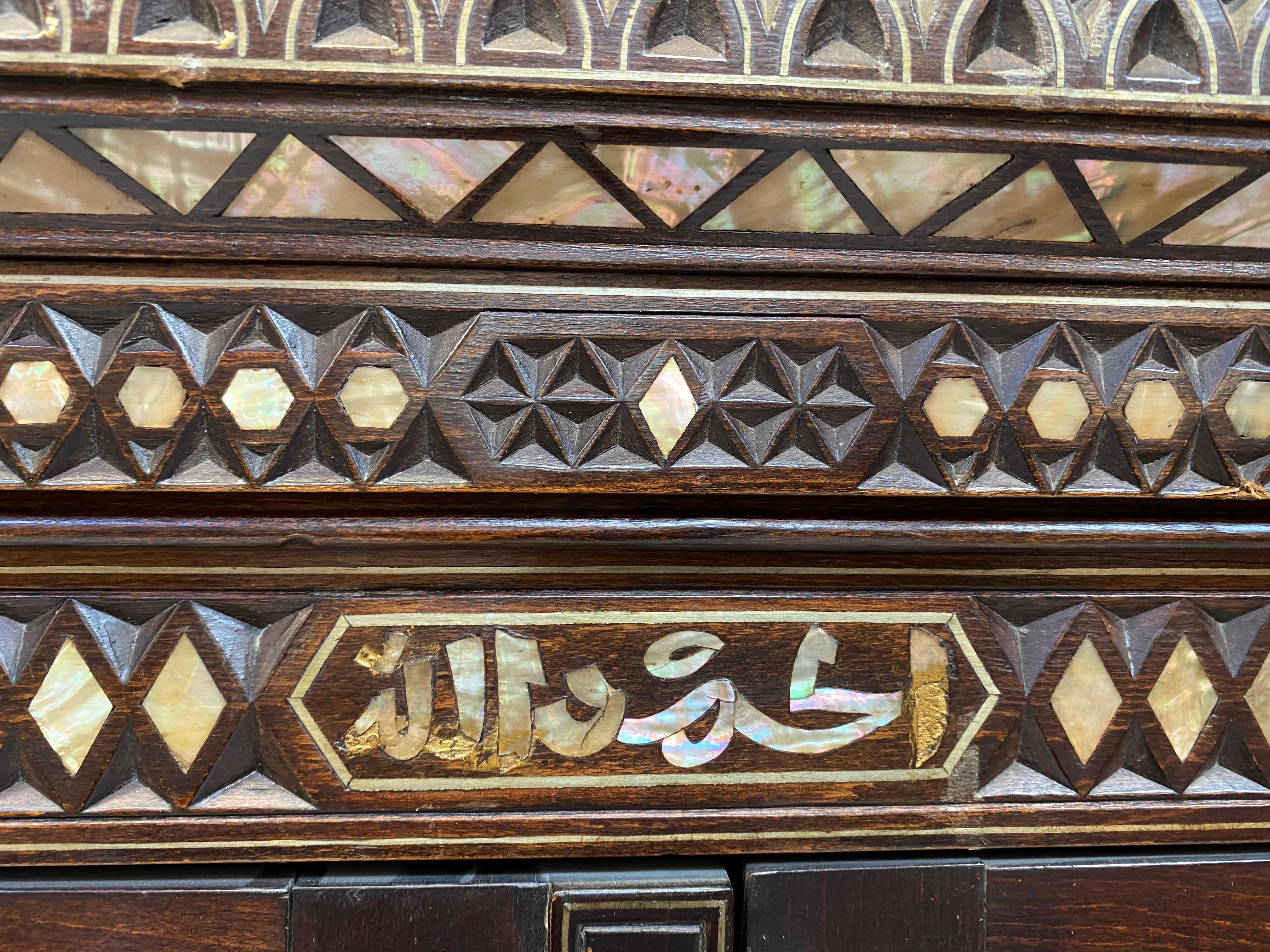 Großes Sideboard im orientalischen Stil aus geschnitztem Holz, mit Perlmutt-Intarsien, 1880 im Angebot 3