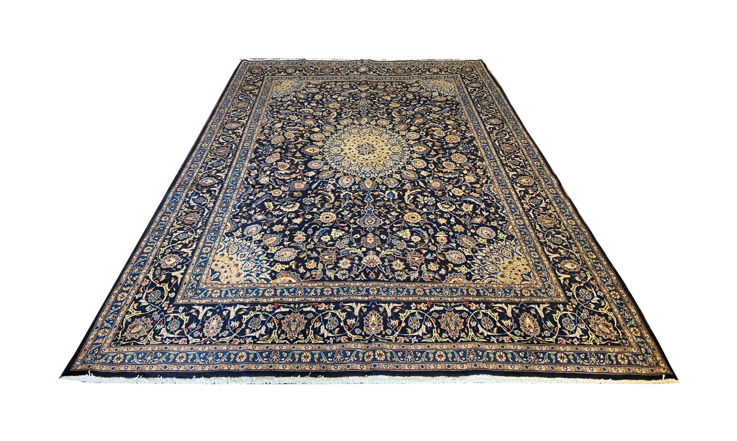Dieser elegante handgewebte Wollteppich wurde um 1960 in Aserbaidschan gewebt. Das zentrale Muster zeigt ein prächtiges Medaillon auf einem tiefblauen Hintergrund mit Akzenten in Beige, Creme und Hellblau, die die zarten Blumenmuster bilden. Mit