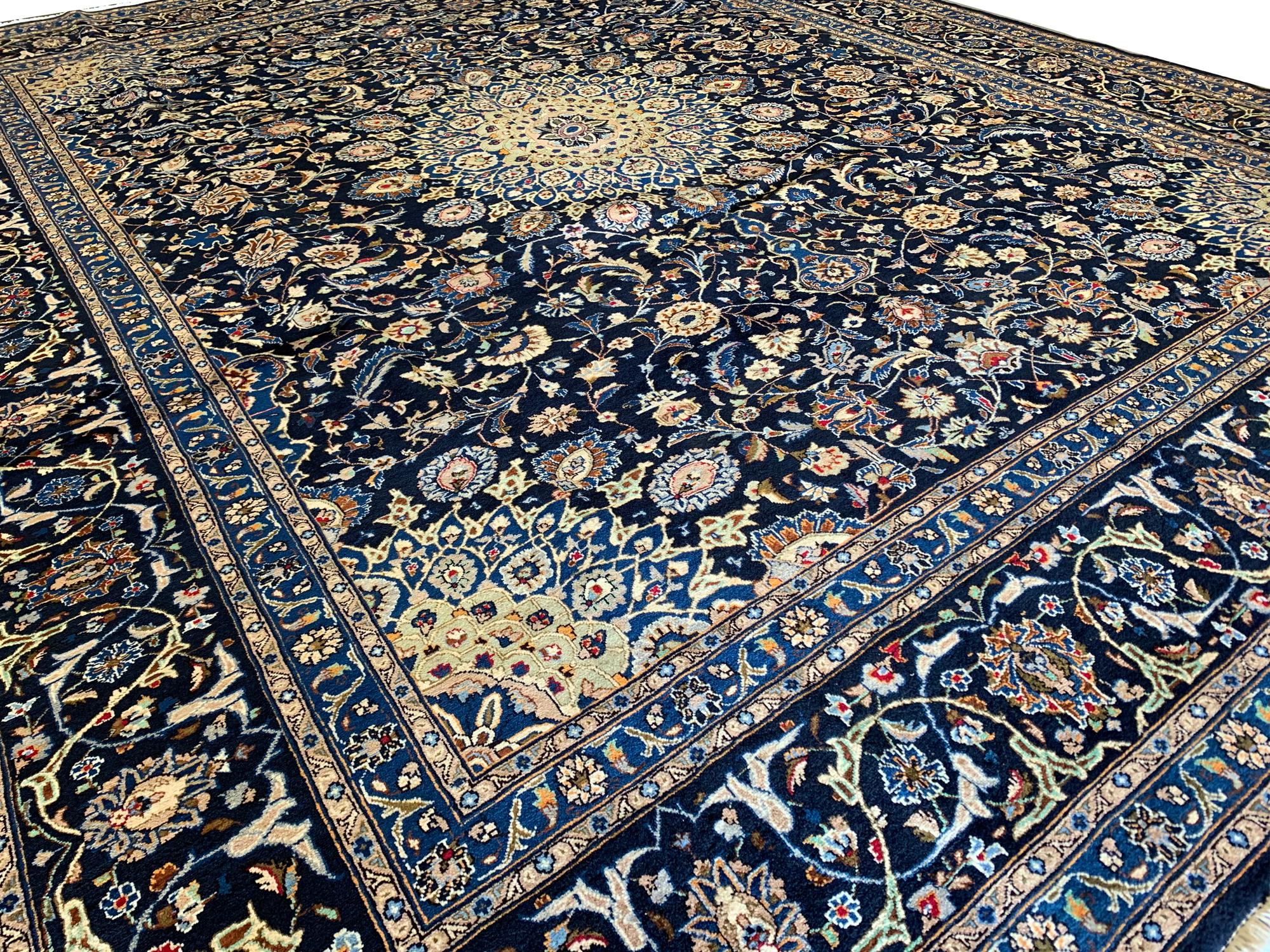 Großer Oriental5 Teppich aus blauer und beiger Wolle im Vintage-Stil (Moderne der Mitte des Jahrhunderts) im Angebot