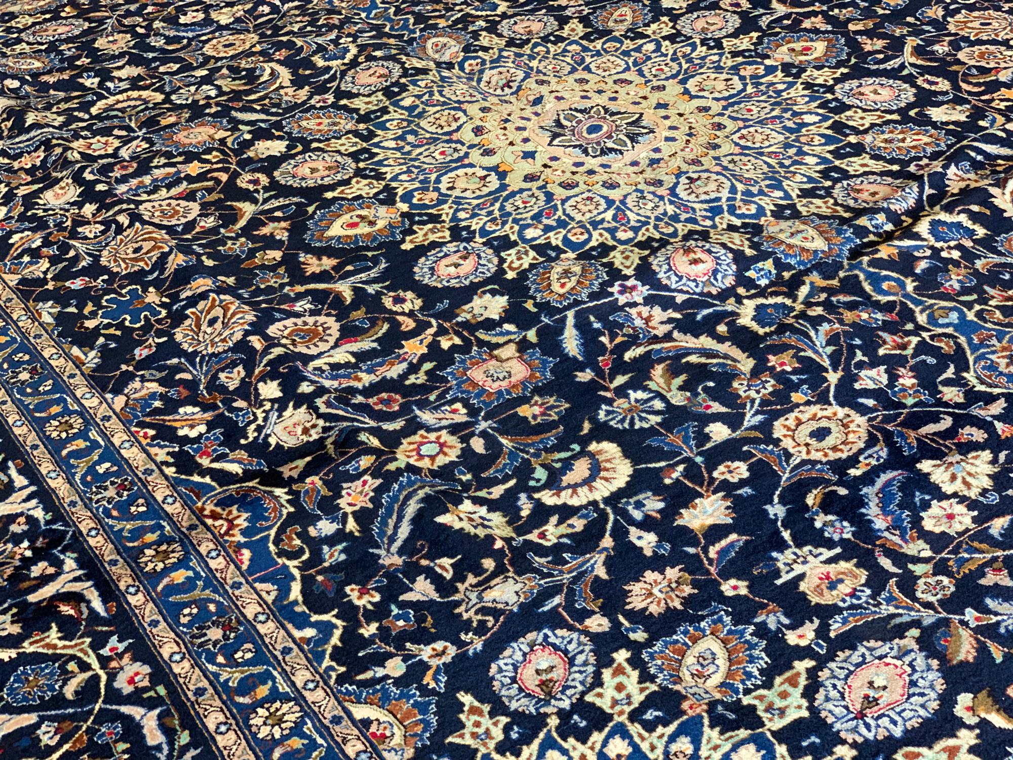 Großer Oriental5 Teppich aus blauer und beiger Wolle im Vintage-Stil (Kaukasisch) im Angebot