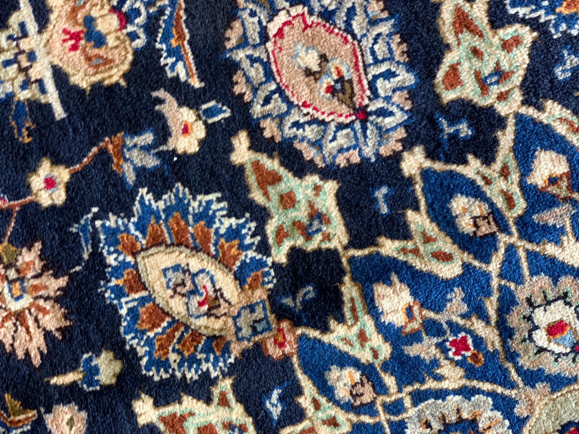 Großer Oriental5 Teppich aus blauer und beiger Wolle im Vintage-Stil (Mitte des 20. Jahrhunderts) im Angebot