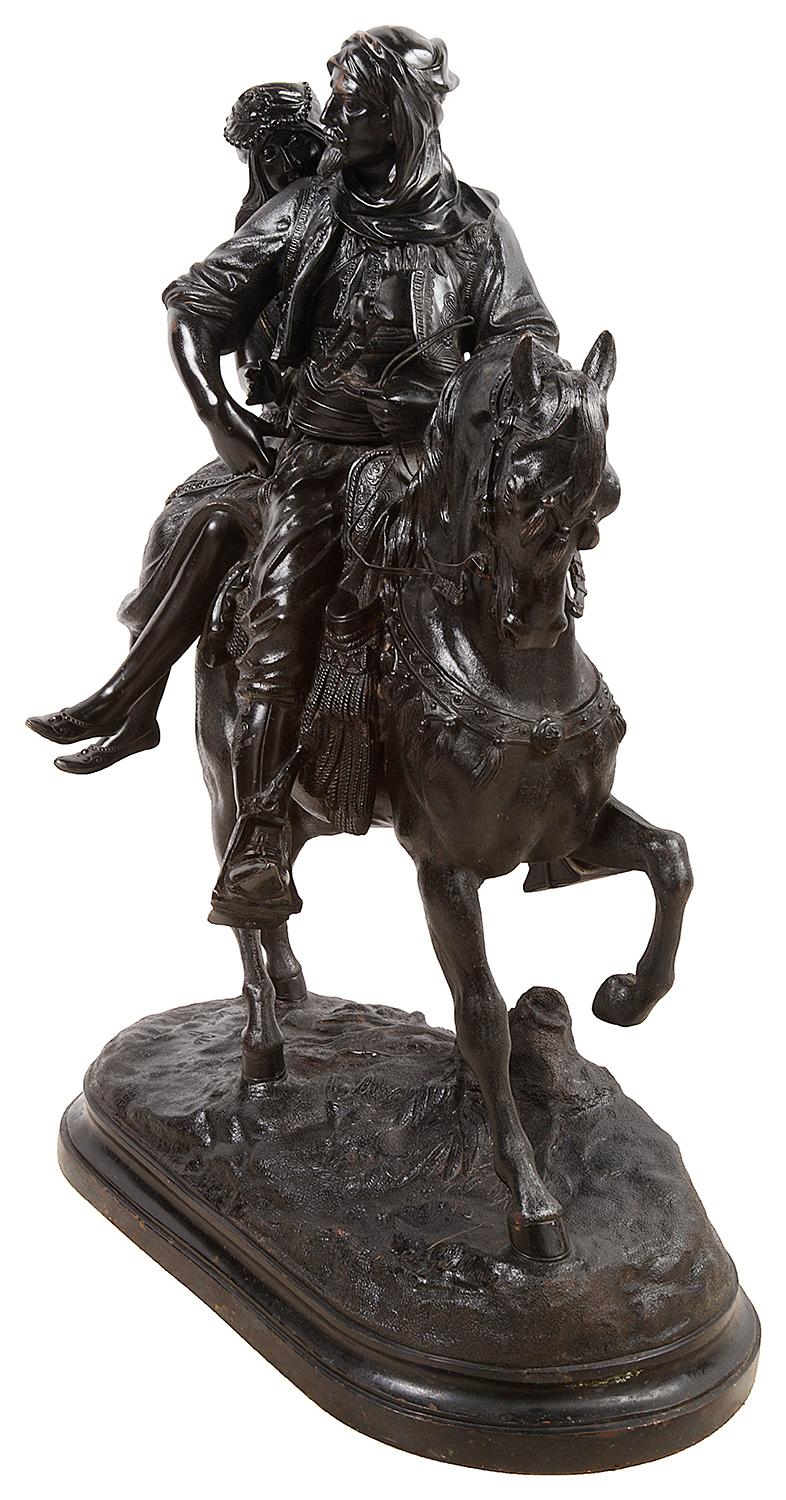 Impresionante estatua orientalista de bronce del siglo XIX de un árabe con mujeres a caballo. Medidas: 82 cm, 32