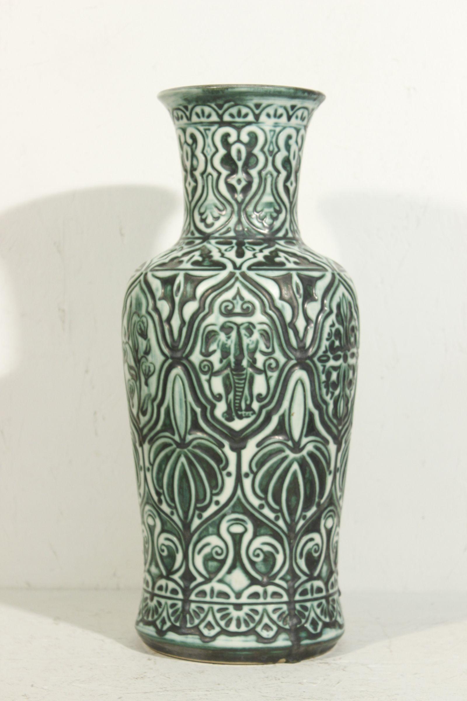 Rare grand vase Bay Keramik circa 1960, modèle n° 78 40 

Le vase présente un décor d'influence orientale mixte, avec sur les côtés des dessins de tigre, d'éléphant et de chameau. 

En très bon état, un petit éclat seulement à noter sous le vase en