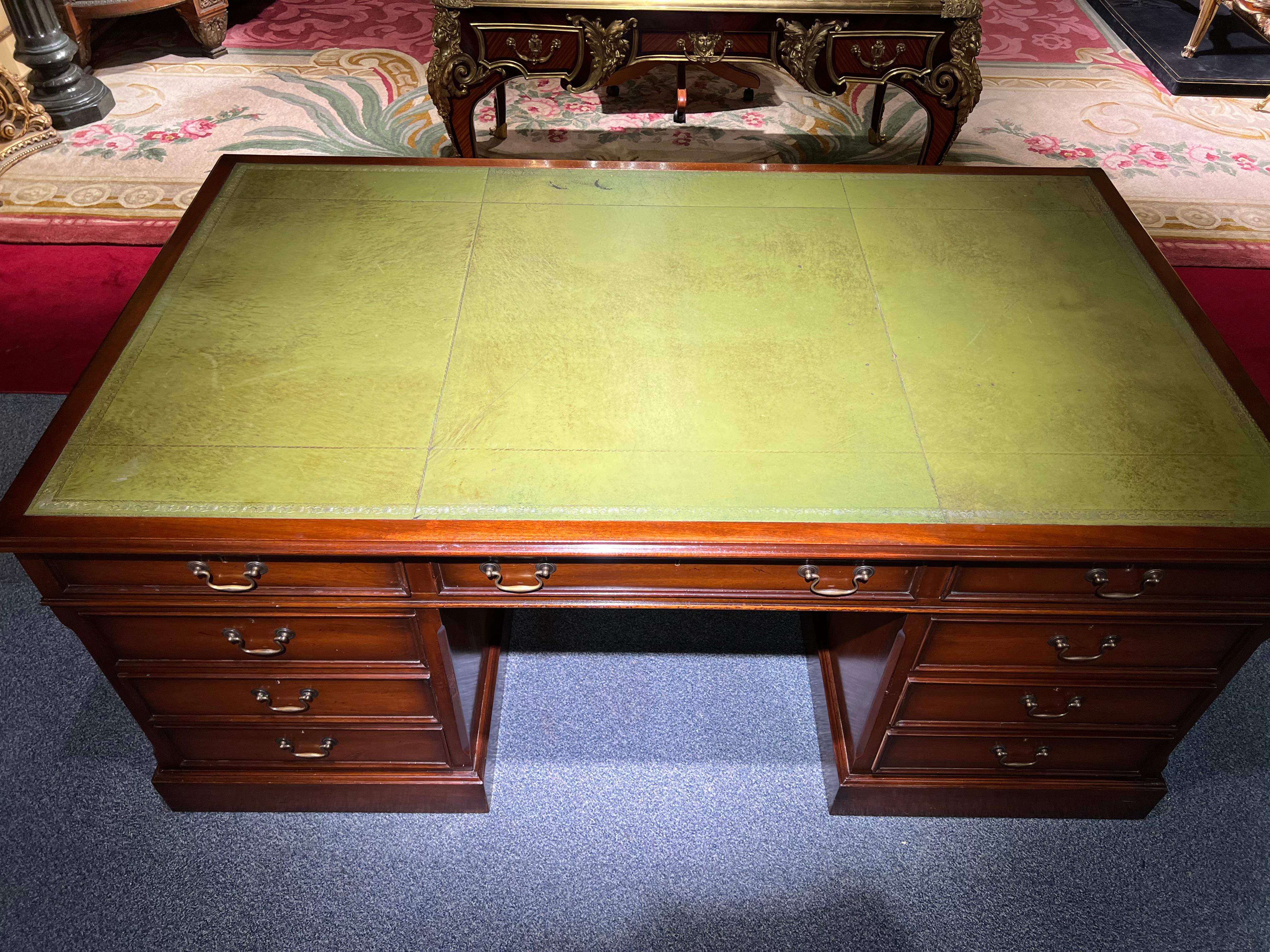 Solid wood and mahogany stained body. Leather-covered worktop. Freely adjustable in the room. Desk consists of three parts (2 containers + worktop). The desk is an absolute classic and fits in every household / office. He also offers a lot of