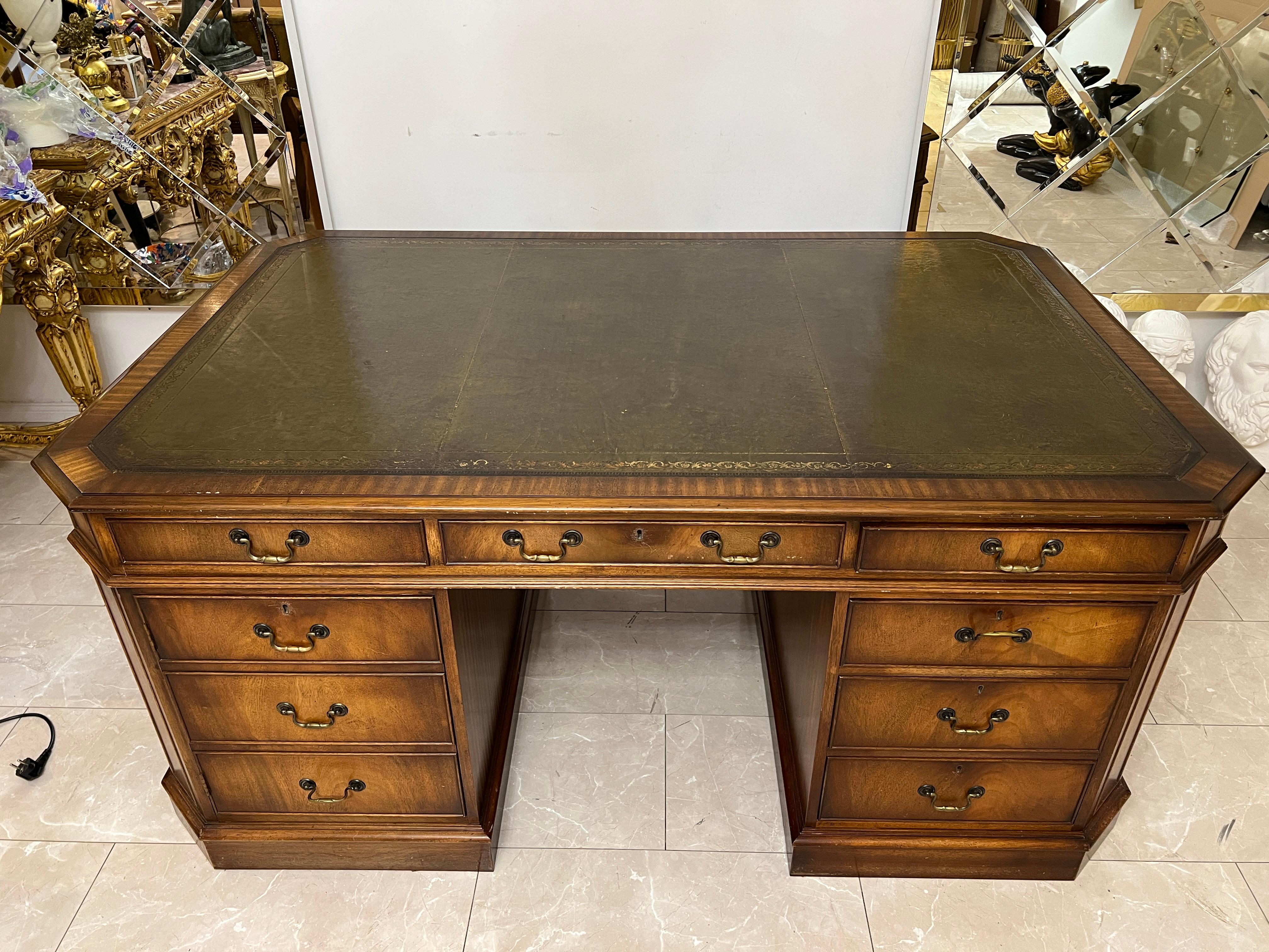 Elegante scrivania inglese del XX secolo - Design senza tempo in pregiato mogano

Questa scrivania inglese di alta qualità risalente al XX secolo combina un'eleganza senza tempo con un'eccezionale maestria. Realizzato in pregiato legno di mogano,