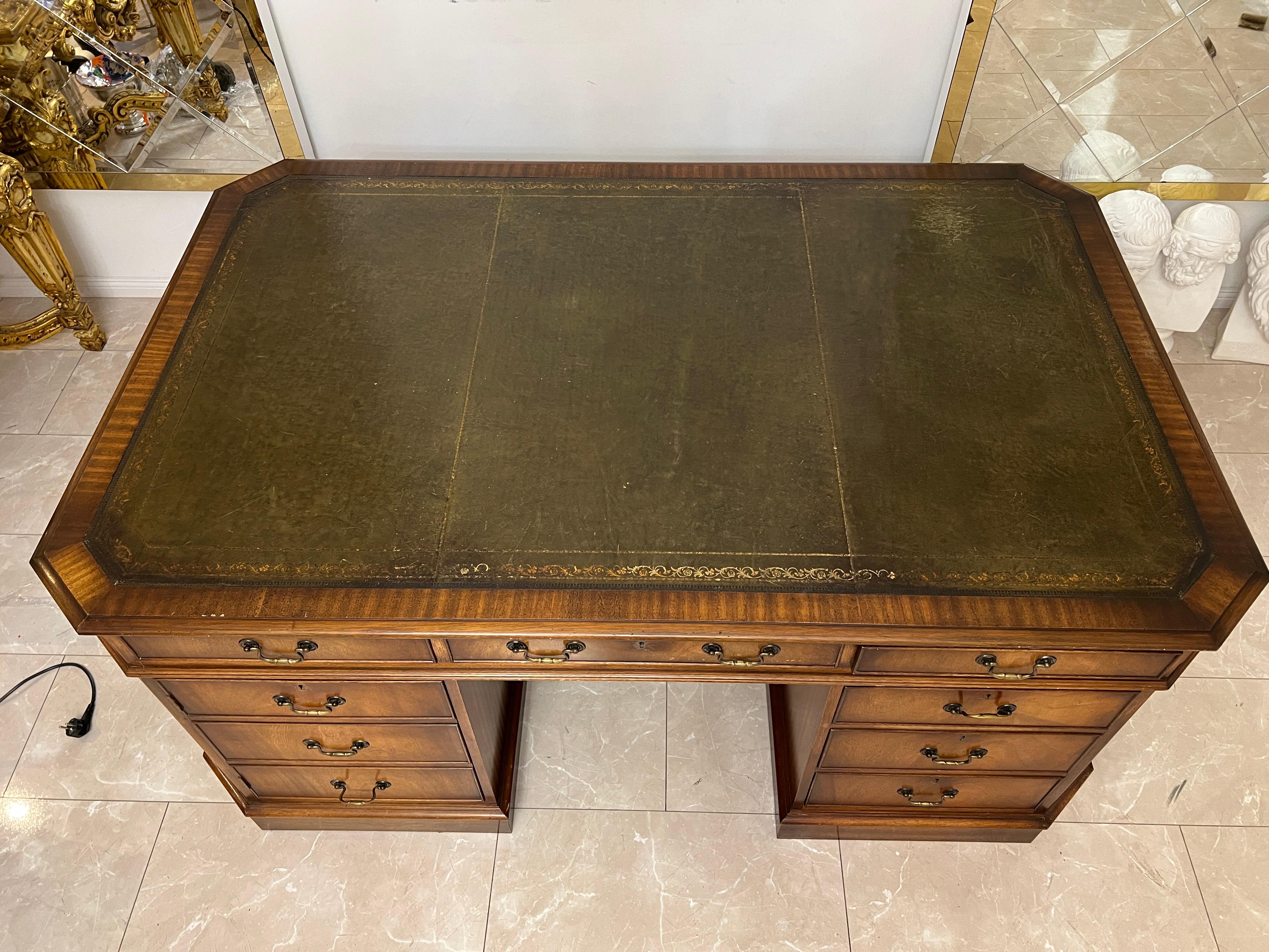 Chippendale Grande scrivania originale del XX secolo in stile classico inglese in vendita