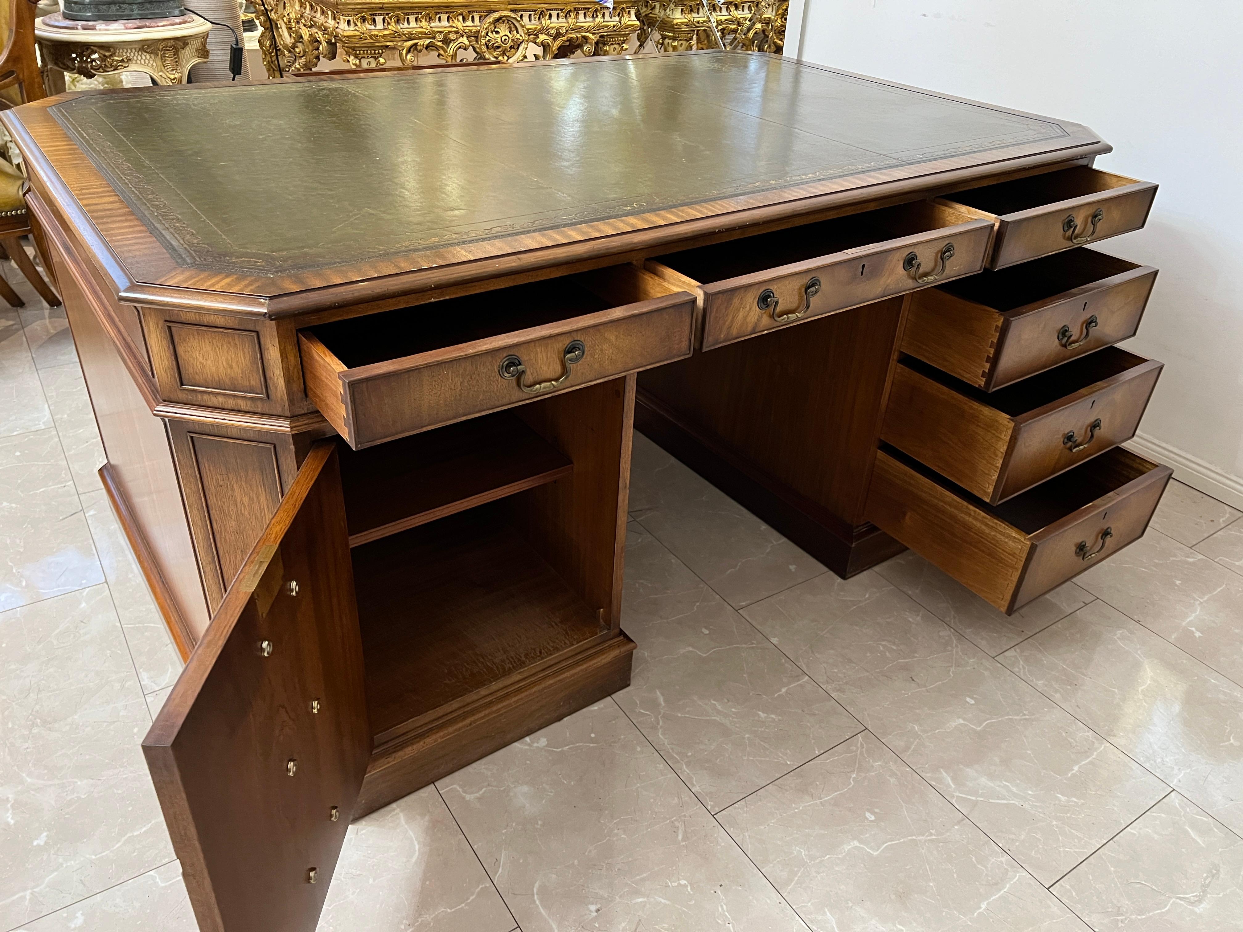 Legno Grande scrivania originale del XX secolo in stile classico inglese in vendita