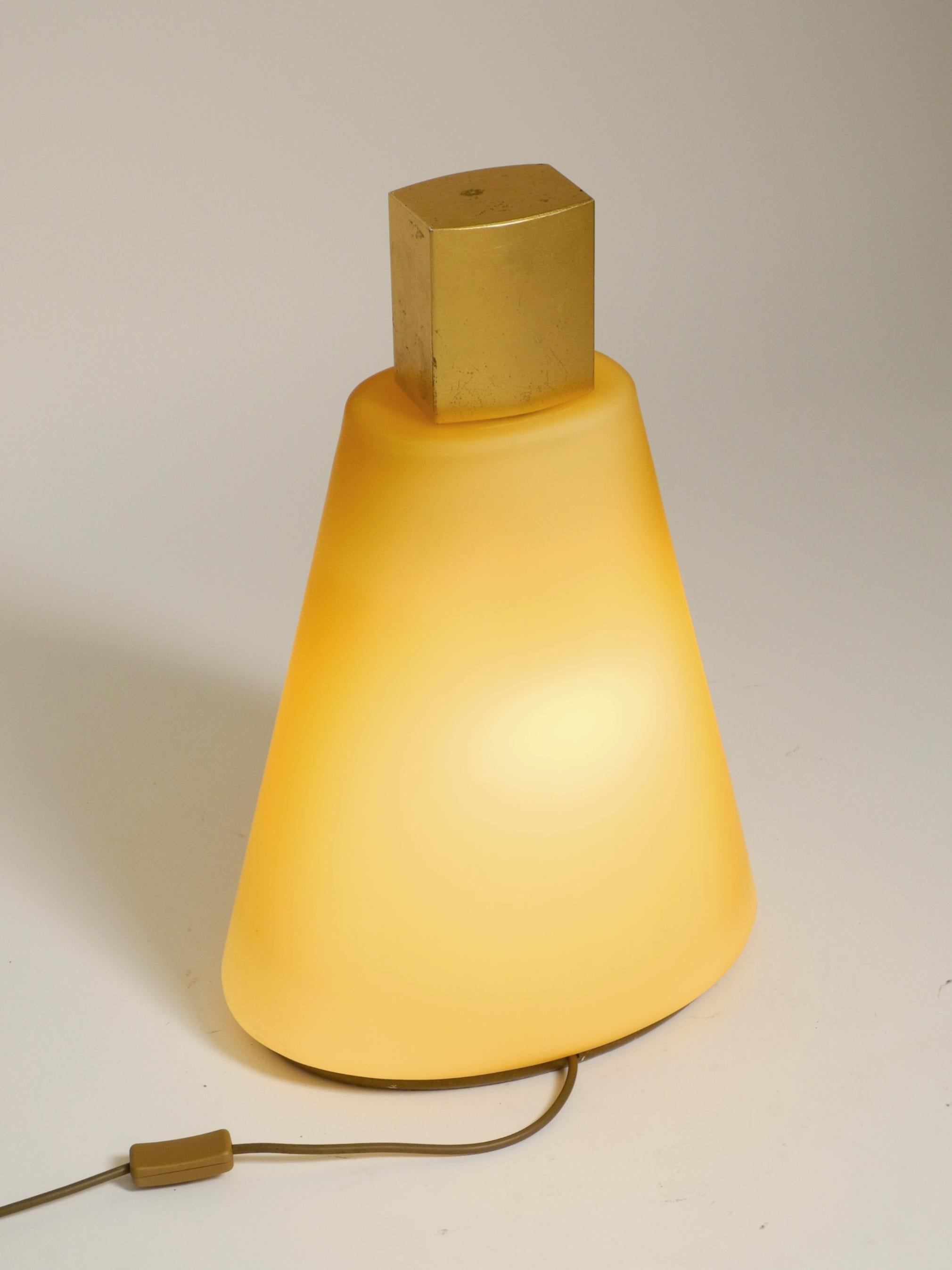 Large original 90s postmodern floor or table lamp made of apricot flashed glass For Sale 4
