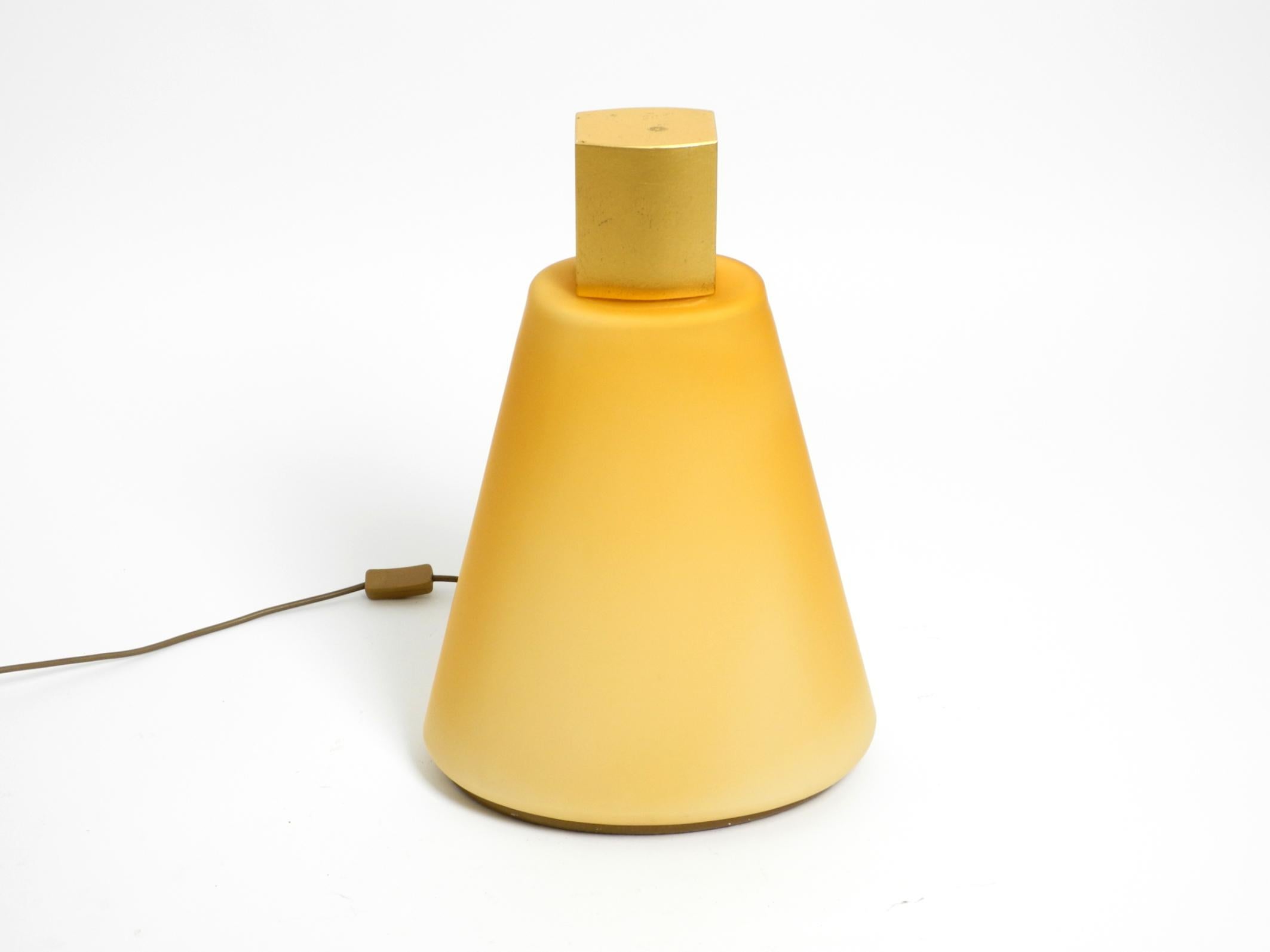 Large original 90s postmodern floor or table lamp made of apricot flashed glass For Sale 7