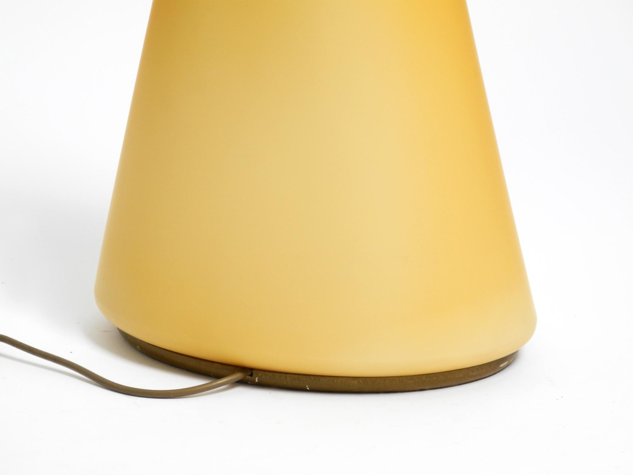 Large original 90s postmodern floor or table lamp made of apricot flashed glass For Sale 1