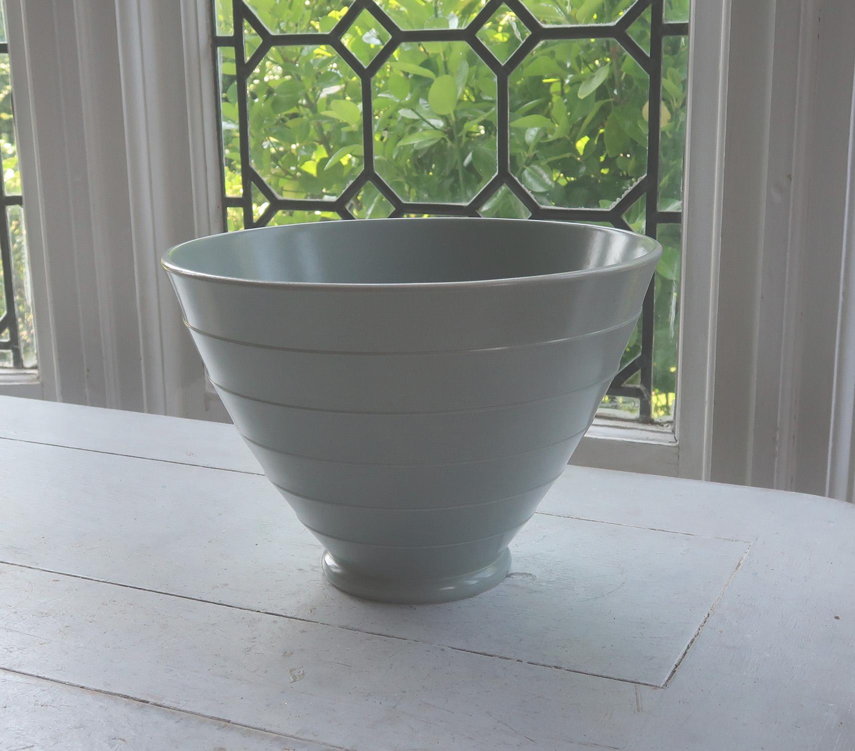 Lovely shaped grey ceramic vase made by Wedgwood.

Designed by Keith Murray

Makers marks and facsimile signature on base

2 tiny hairline cracks to the rim.( shown in the images )  

Free UK shipping



