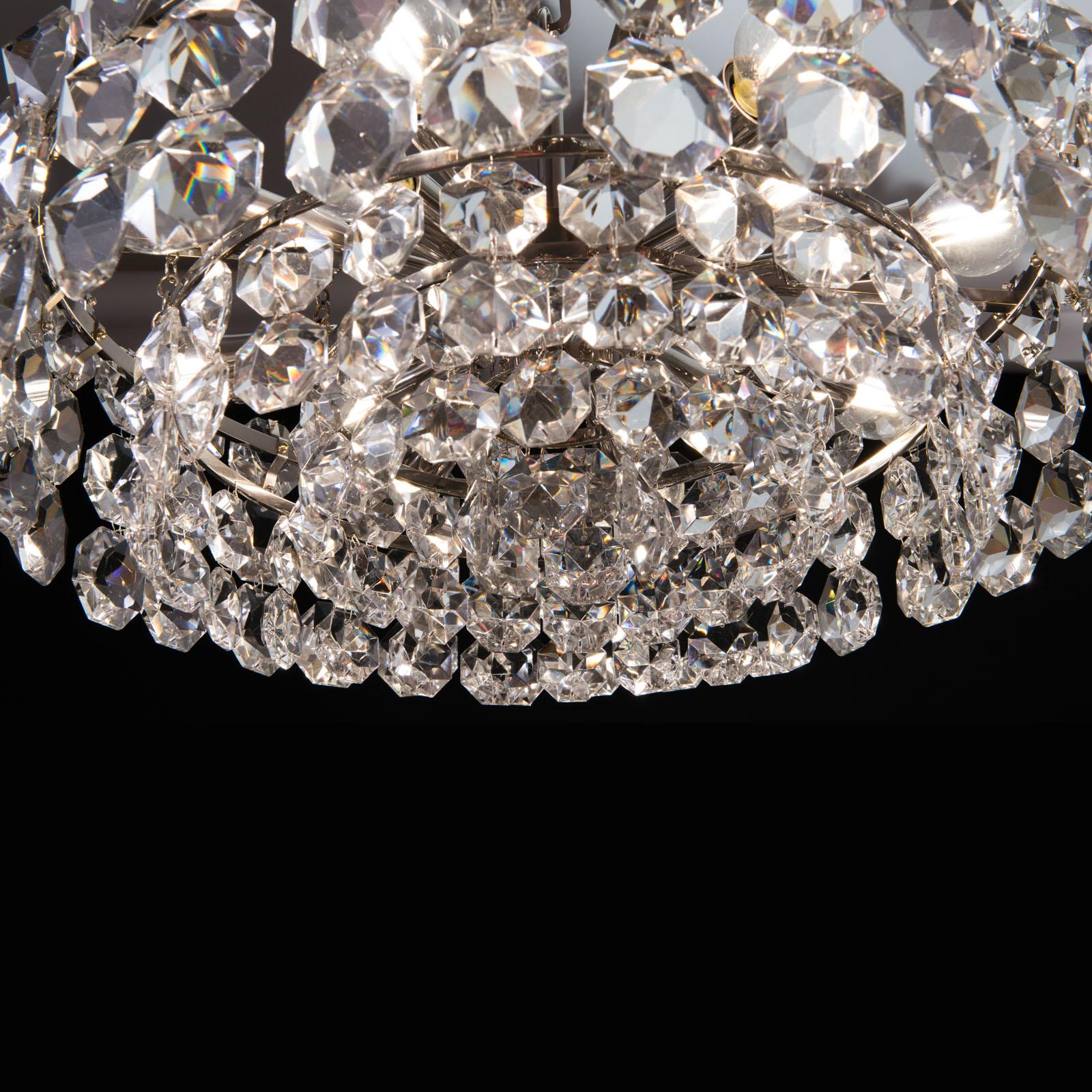 Un lampadario da salotto di medie dimensioni, con grandi pietre di vetro di ottima qualità.
L'altezza si riferisce solo al lampadario stesso, la caduta totale può essere ordinata.
Su richiesta, tutti gli oggetti d'antiquariato e le opere d'arte