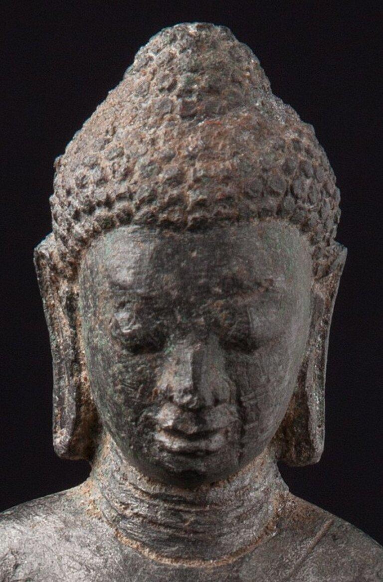 This antique bronze Buddha statue is a truly unique and special collectible piece. Standing at 18 cm high, 6 cm wide and 4.5 cm deep, it is made of bronze and is in the Pyu style. This statue is believed to originate from Burma and dates back to the