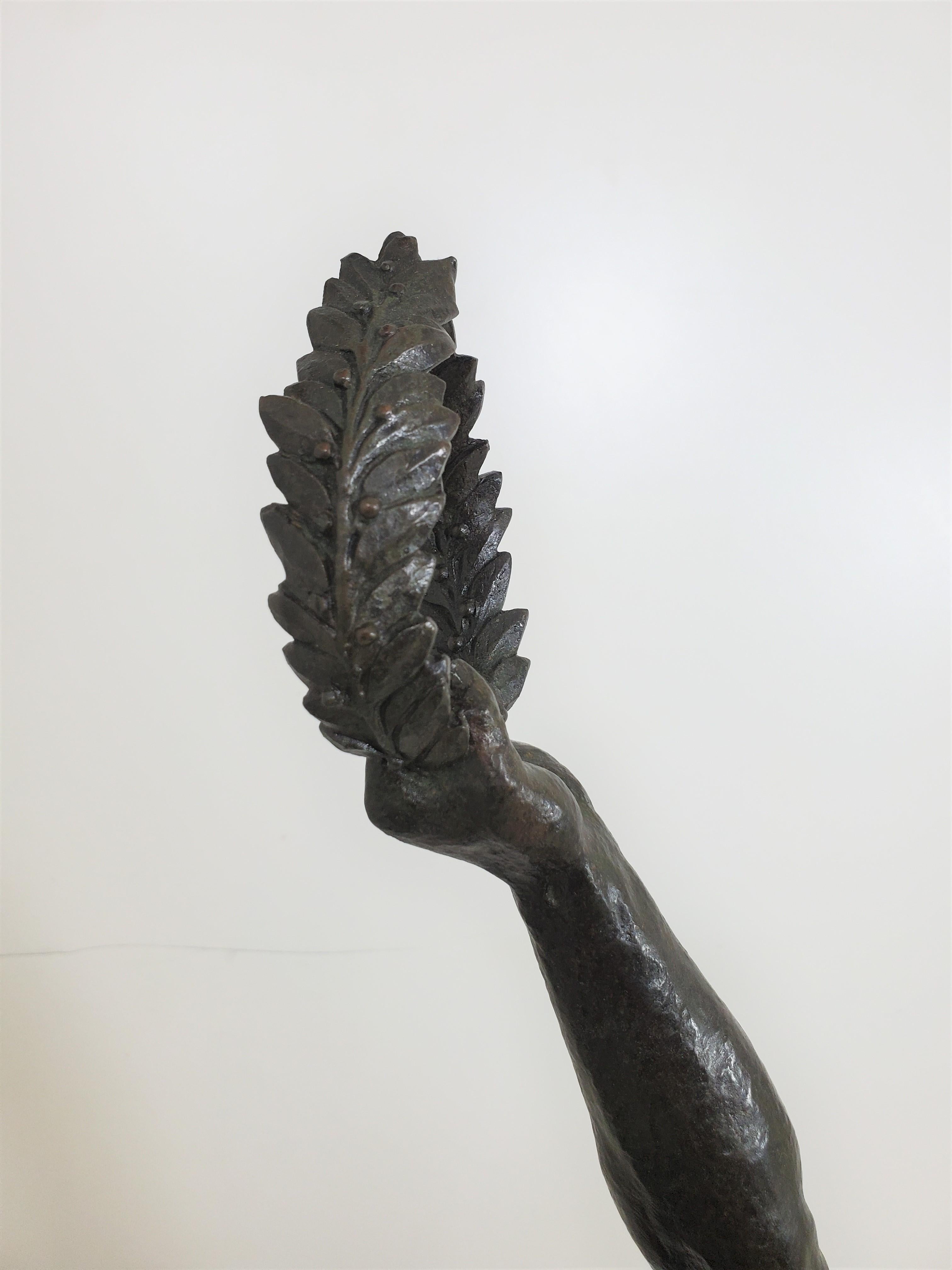 Grand bronze Art Déco français d'origine représentant un athlète masculin semi-nu par Le Faguays en vente 11