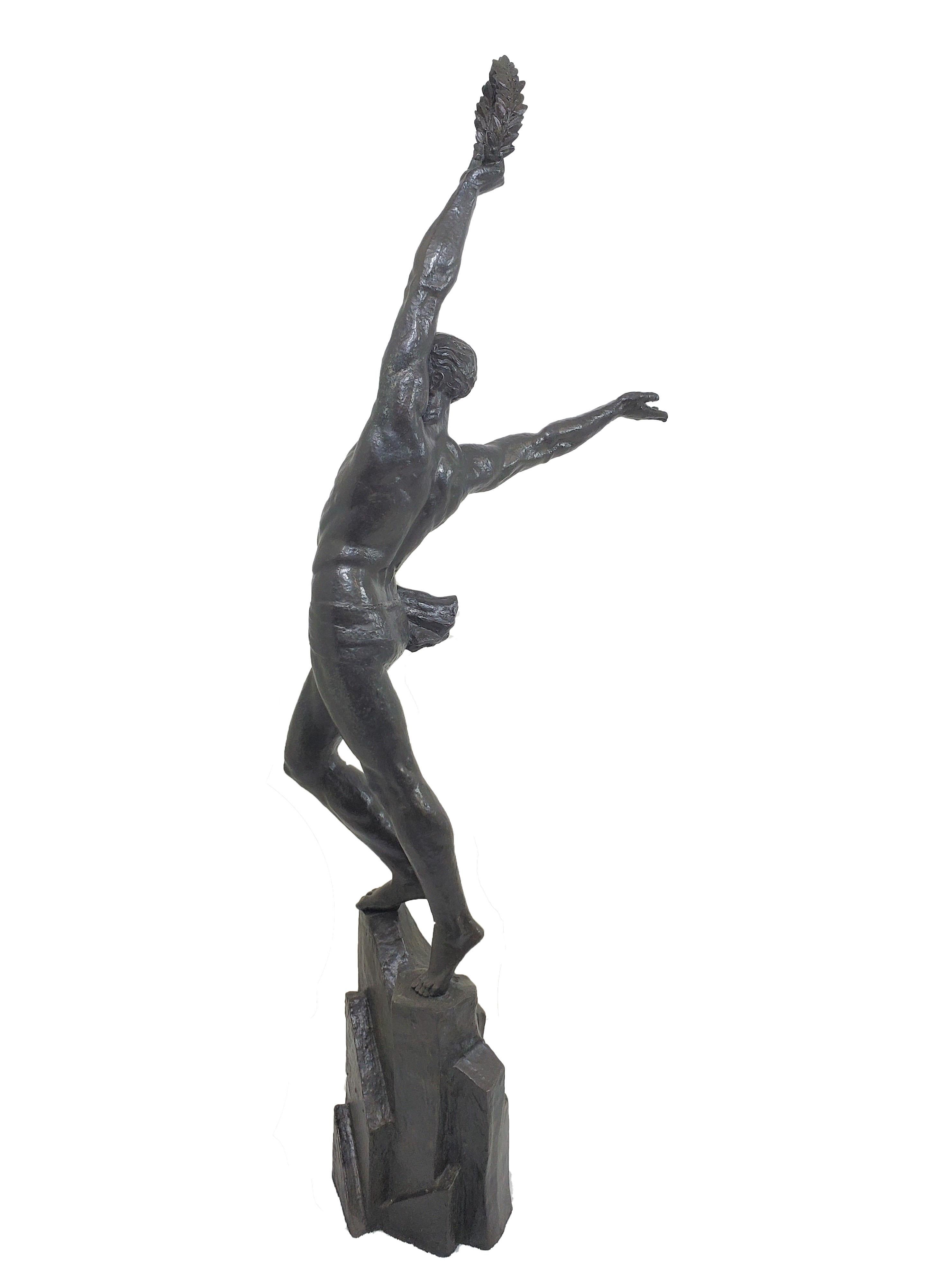 Pierre Le Faguays (1892-1962)
Impressionnante et très grande figure en bronze Art déco français de 43 pouces de haut représentant un jeune homme athlétique, vêtu d'une tenue légère, presque nu, se tenant fièrement au sommet d'un socle rocheux élevé