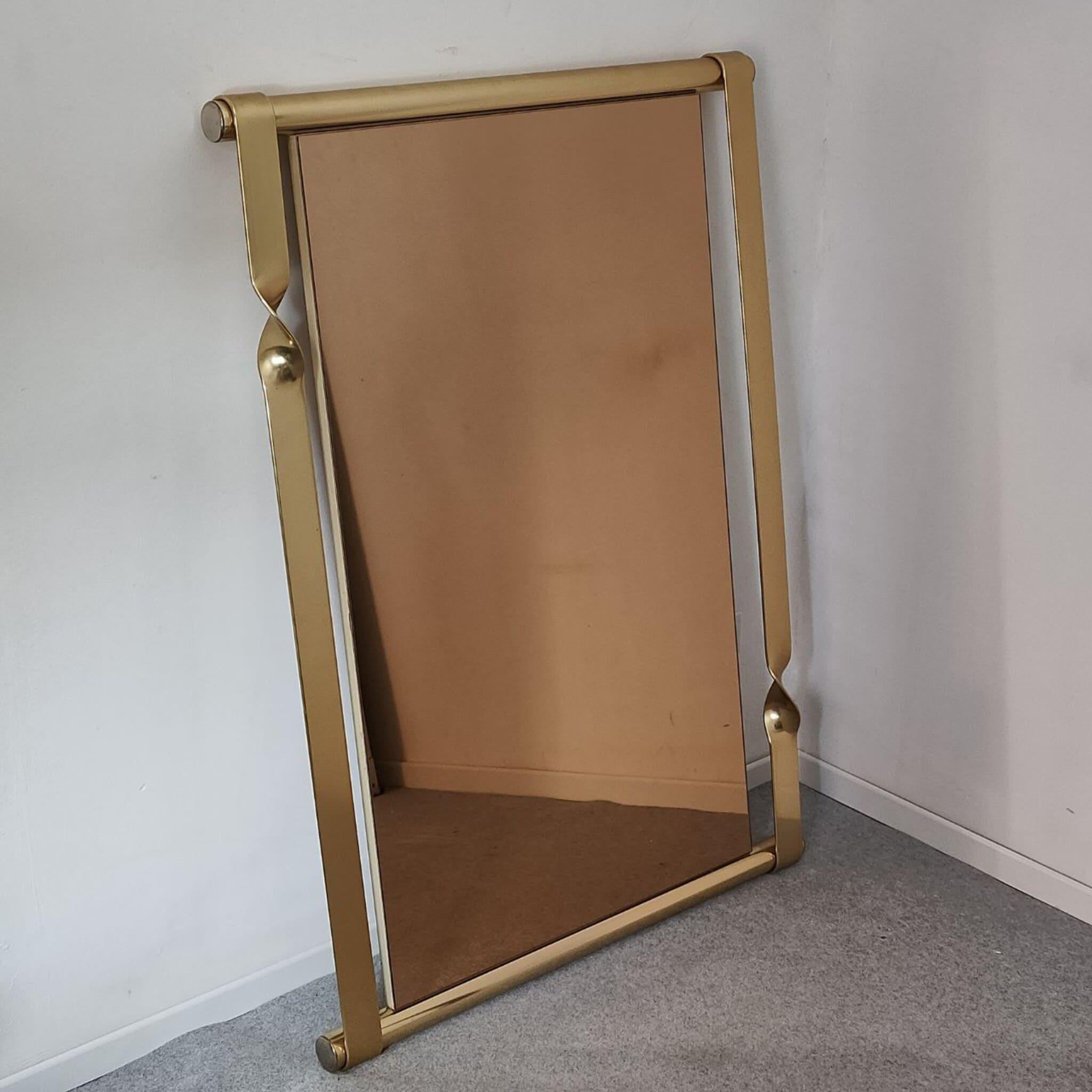 Miroir mural en laiton Luciano Frigerio, Italie, années 1970

Réputé pour son équilibre raffiné entre artisanat traditionnel et élégance moderniste, Luciano Frigerio est célèbre pour ses créations qui allient sophistication intemporelle et élégance