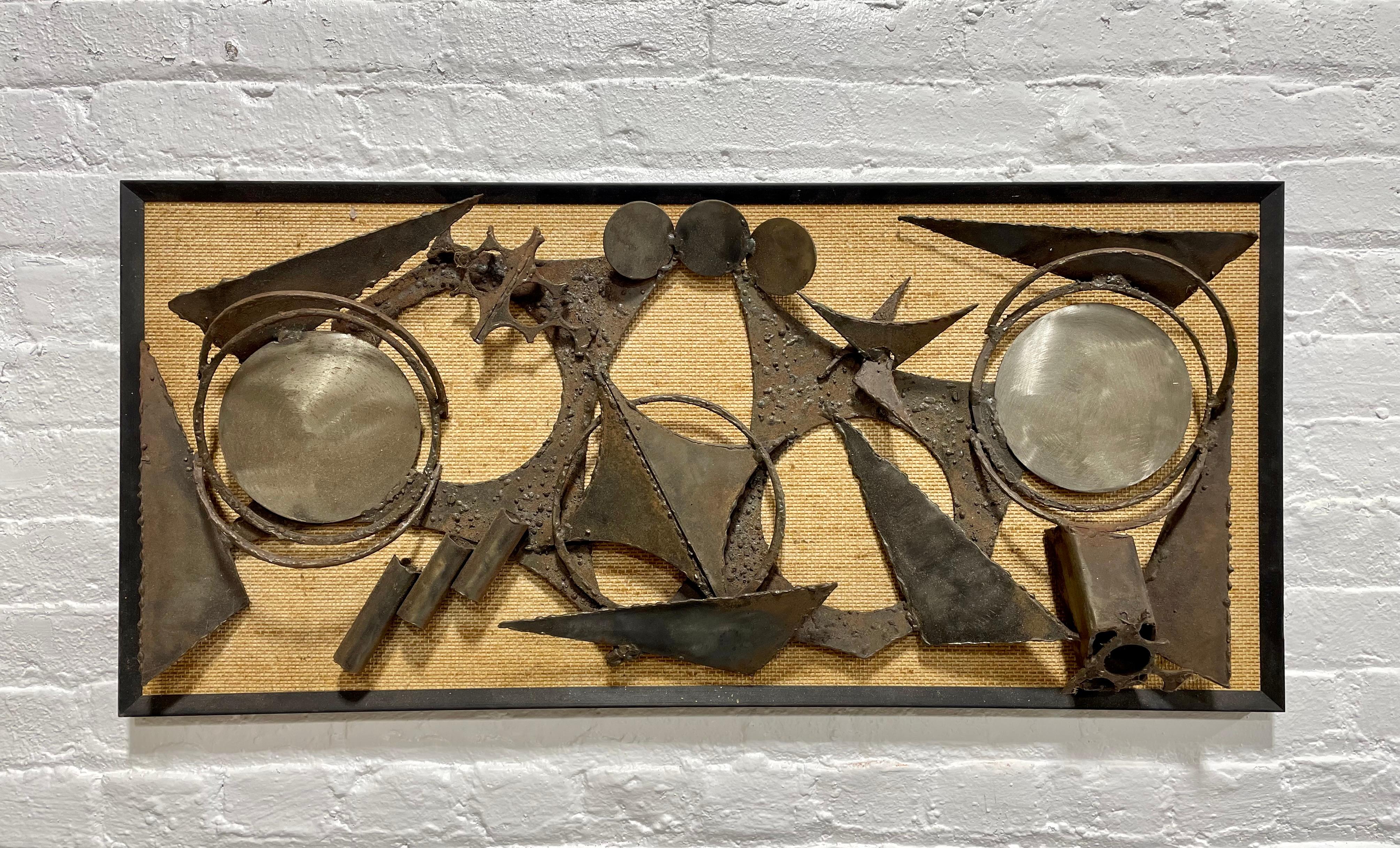 Großes gerahmtes brutalistisches Kunstwerk aus der Mitte des Jahrhunderts.  Mit dem Brennschneider geschnittenes und geschweißtes Metall auf Grasfasergewebe. Nicht signiert.  Unglaubliches Stück, schwer und gut gemacht. Ein paar Schrammen und