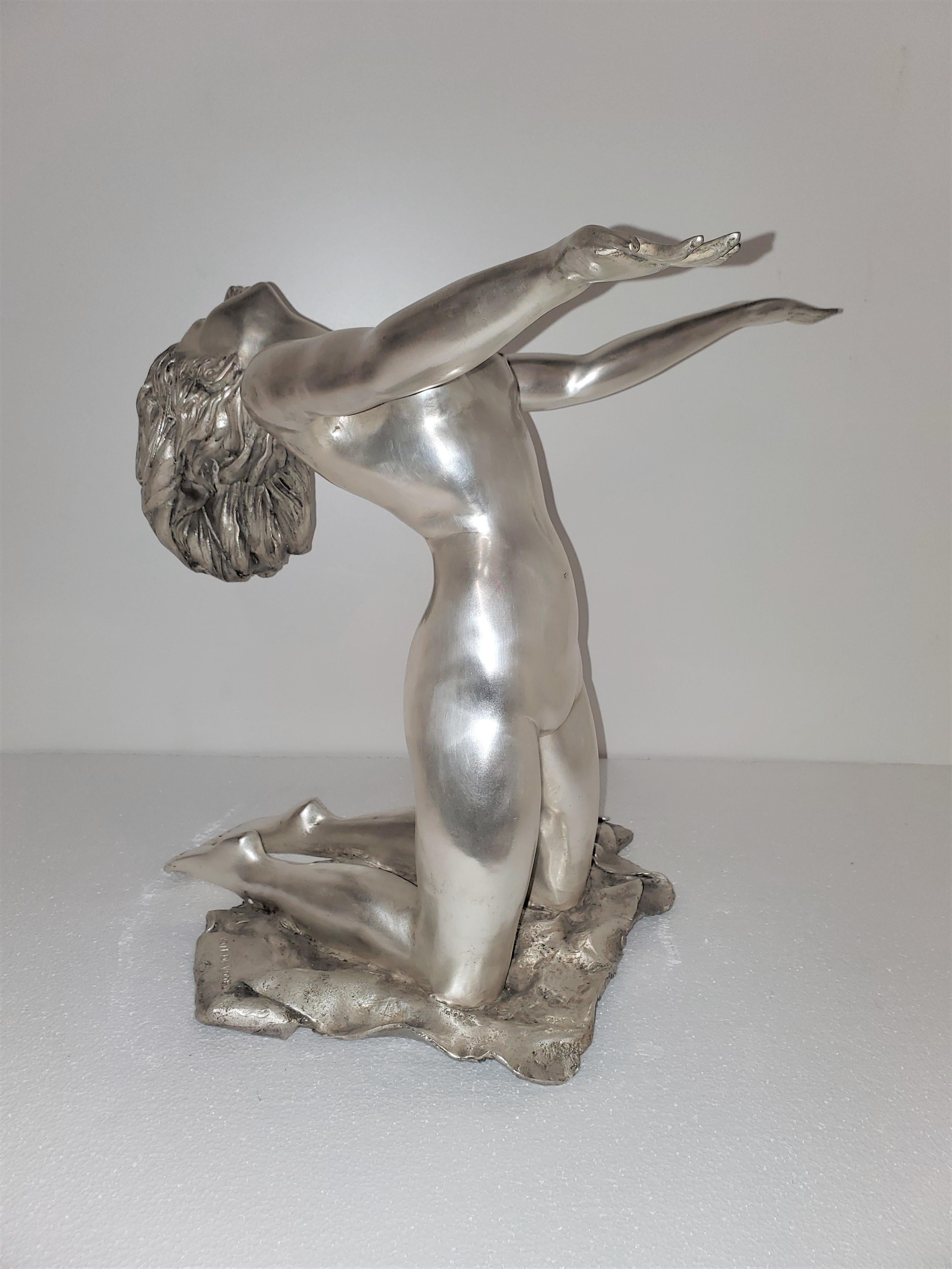 Grande sculpture originale, signée, en bronze argenté d'un nu féminin en vente 3