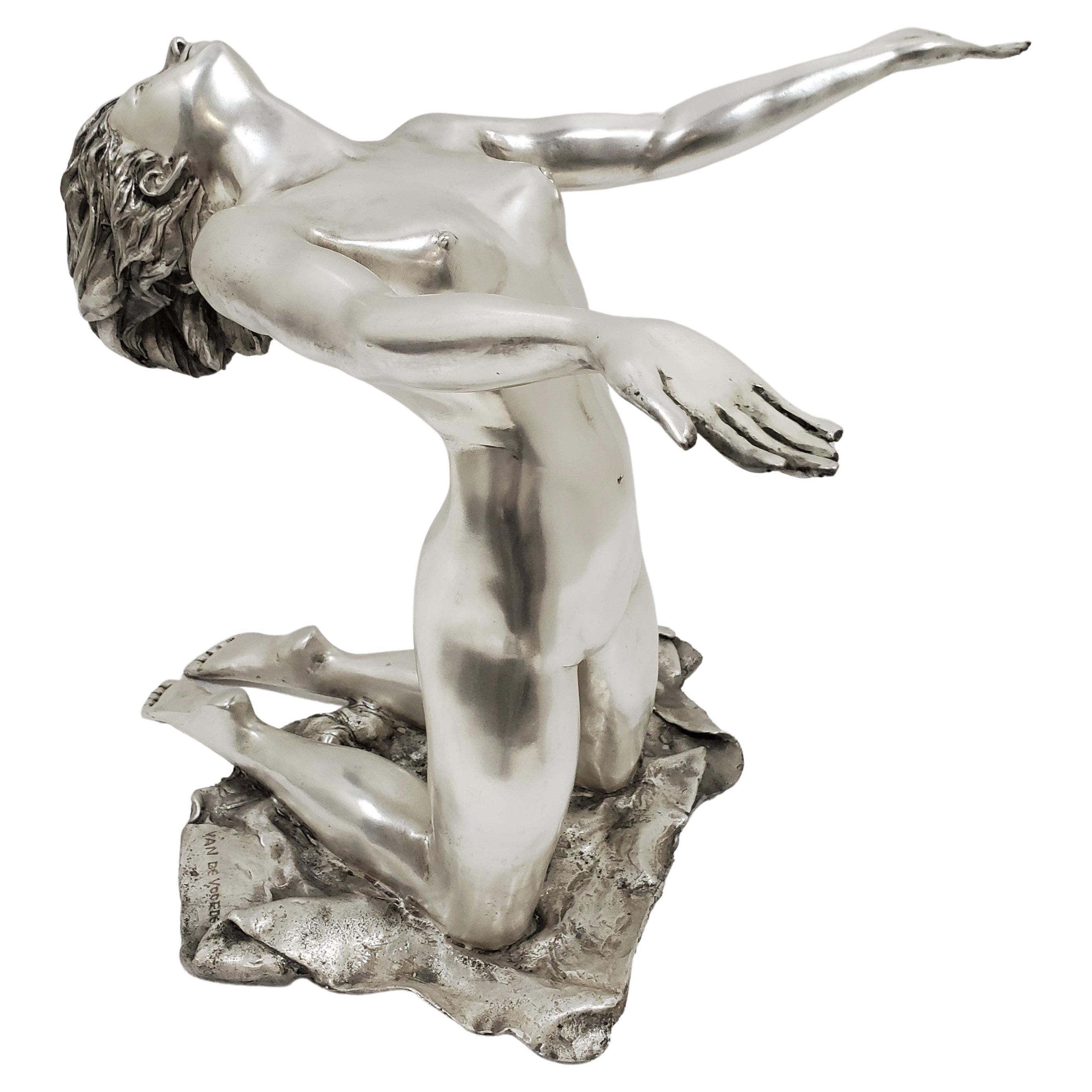 Une grande et imposante statue signée d'une jeune femme agenouillée dans une pose de yoga en flexion arrière avec les bras tendus. La figure féminine naturaliste présente une forme athlétique, une forme d'arc, une gracieuse position de prière / de